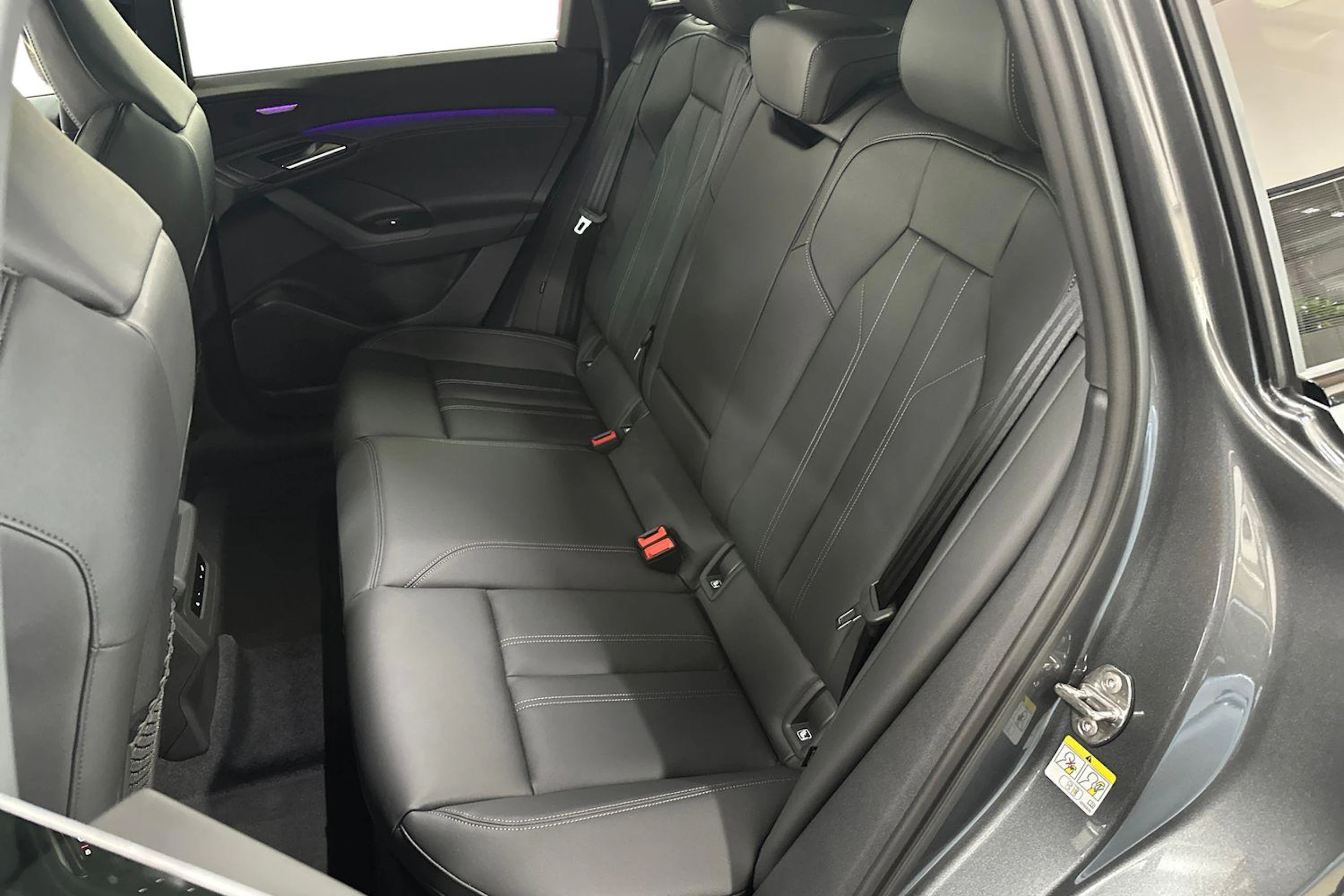 met. harmaa Audi Q6 e-tron 2026 kuva 8.