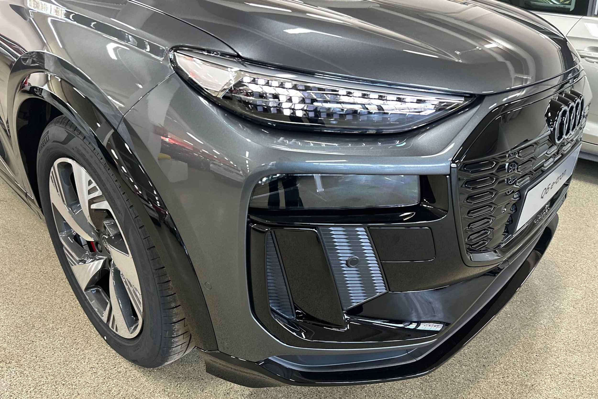 met. harmaa Audi Q6 e-tron 2026 kuva 10.