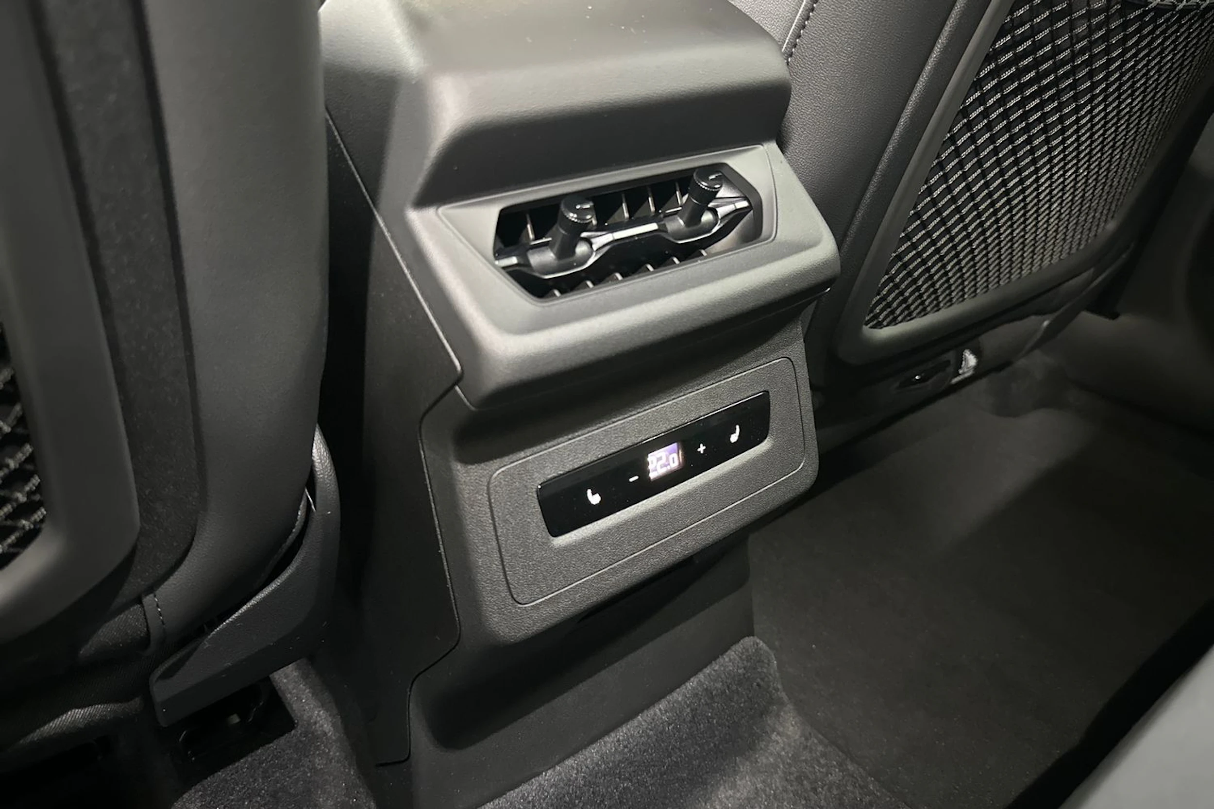 met. harmaa Audi Q6 e-tron 2026 kuva 11.