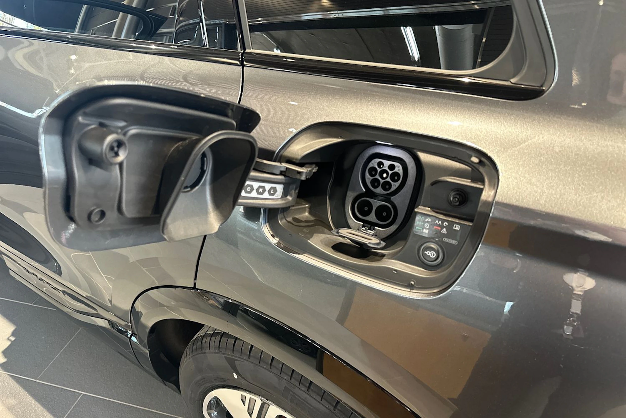 met. harmaa Audi Q6 e-tron 2026 kuva 14.