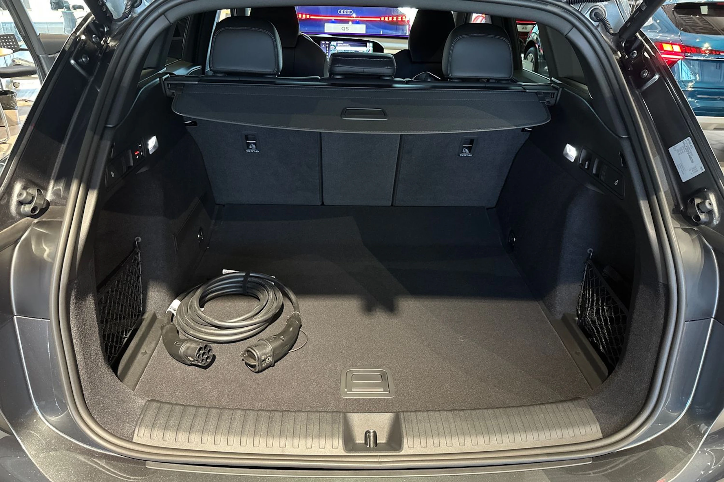 met. harmaa Audi Q6 e-tron 2026 kuva 16.