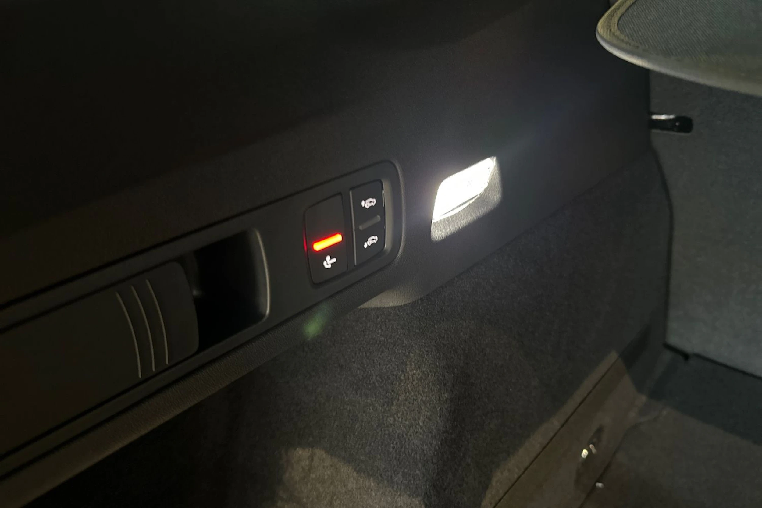 met. harmaa Audi Q6 e-tron 2026 kuva 17.