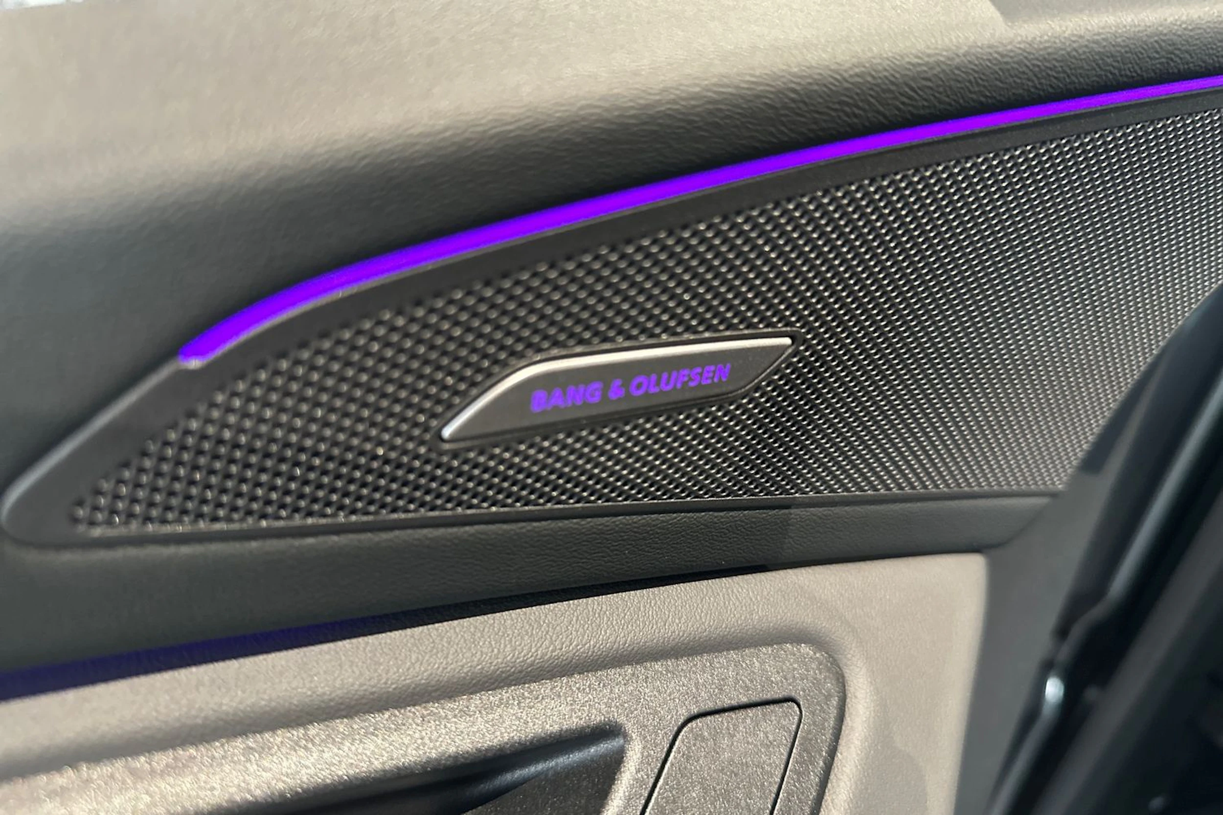 met. harmaa Audi Q6 e-tron 2026 kuva 21.