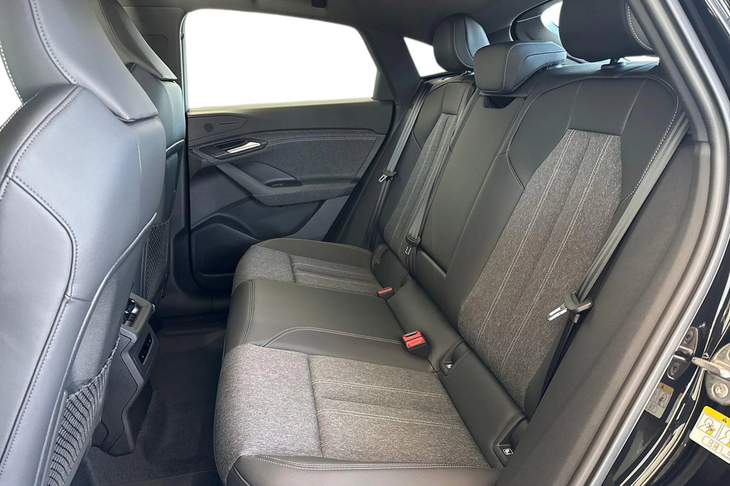 met. musta Audi Q6 e-tron 2026 kuva 8.