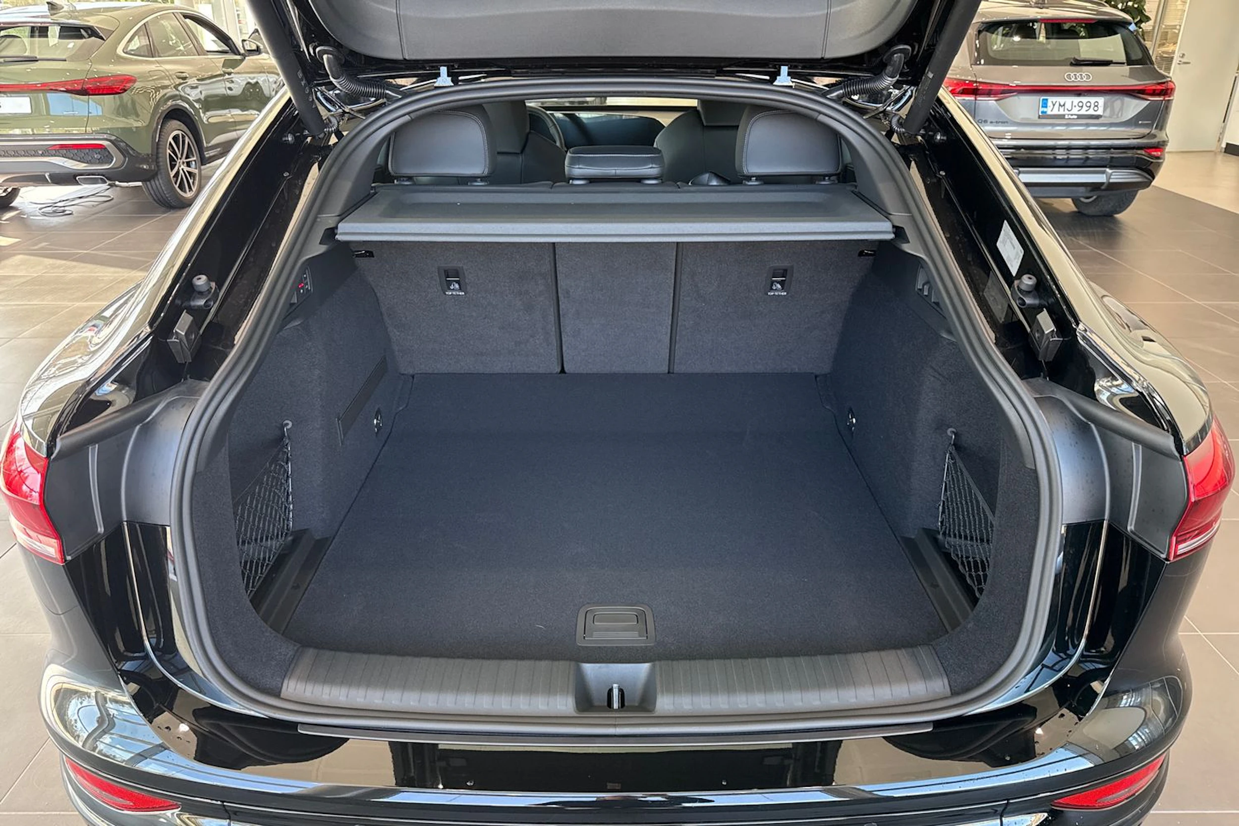 met. musta Audi Q6 e-tron 2026 kuva 11.