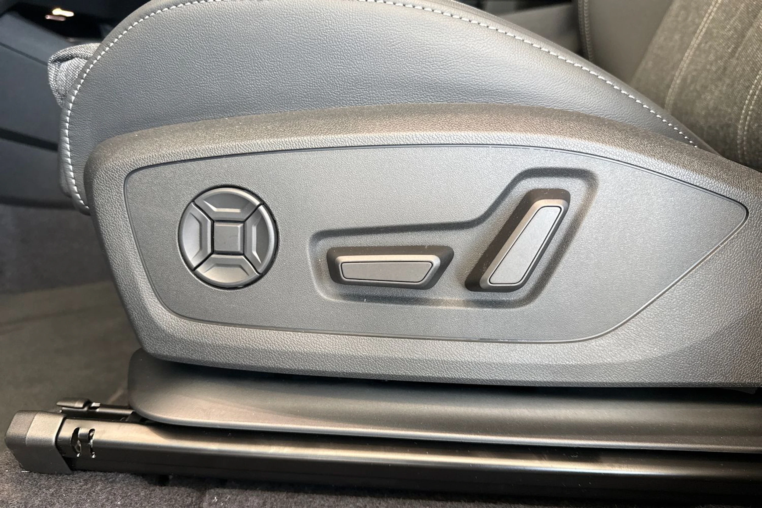 met. musta Audi Q6 e-tron 2026 kuva 17.