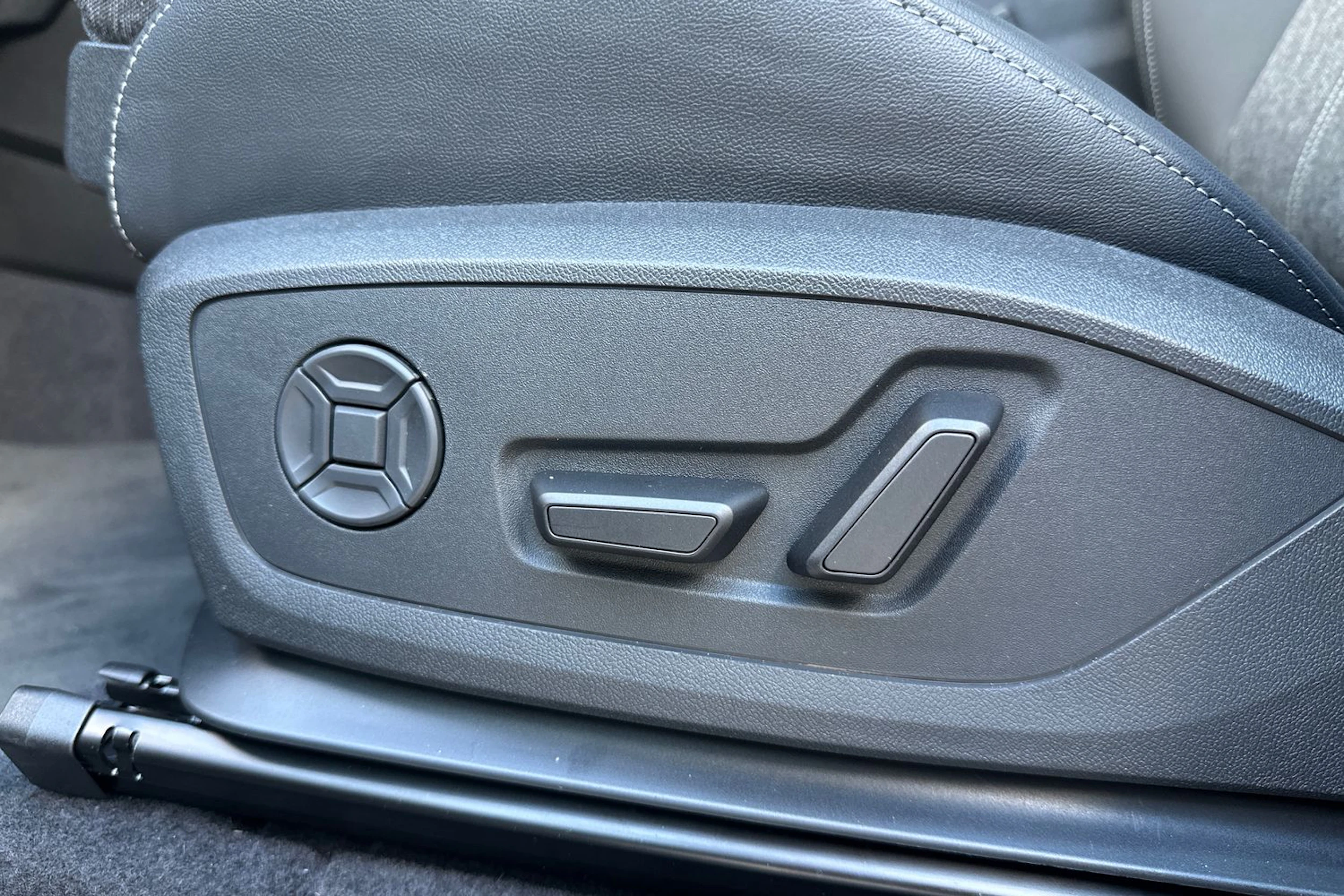 met. sininen Audi Q6 e-tron 2026 kuva 15.