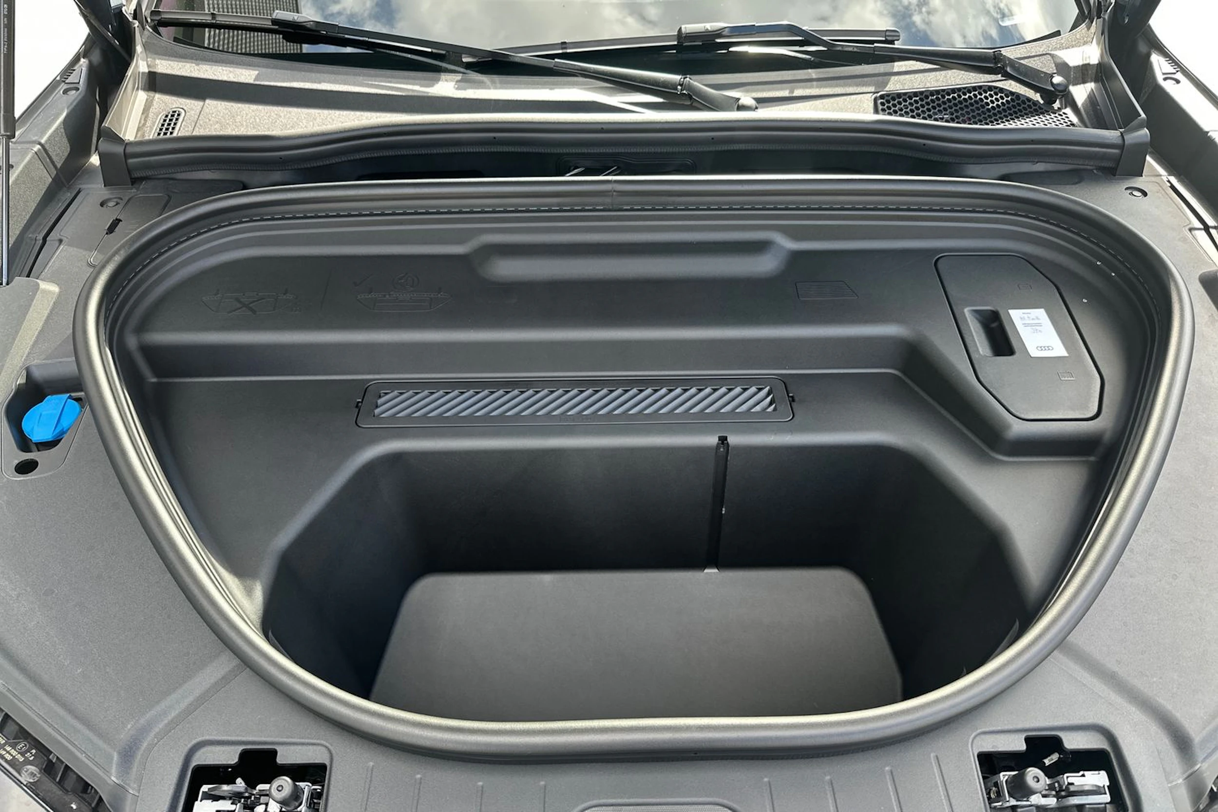 met. sininen Audi Q6 e-tron 2026 kuva 23.