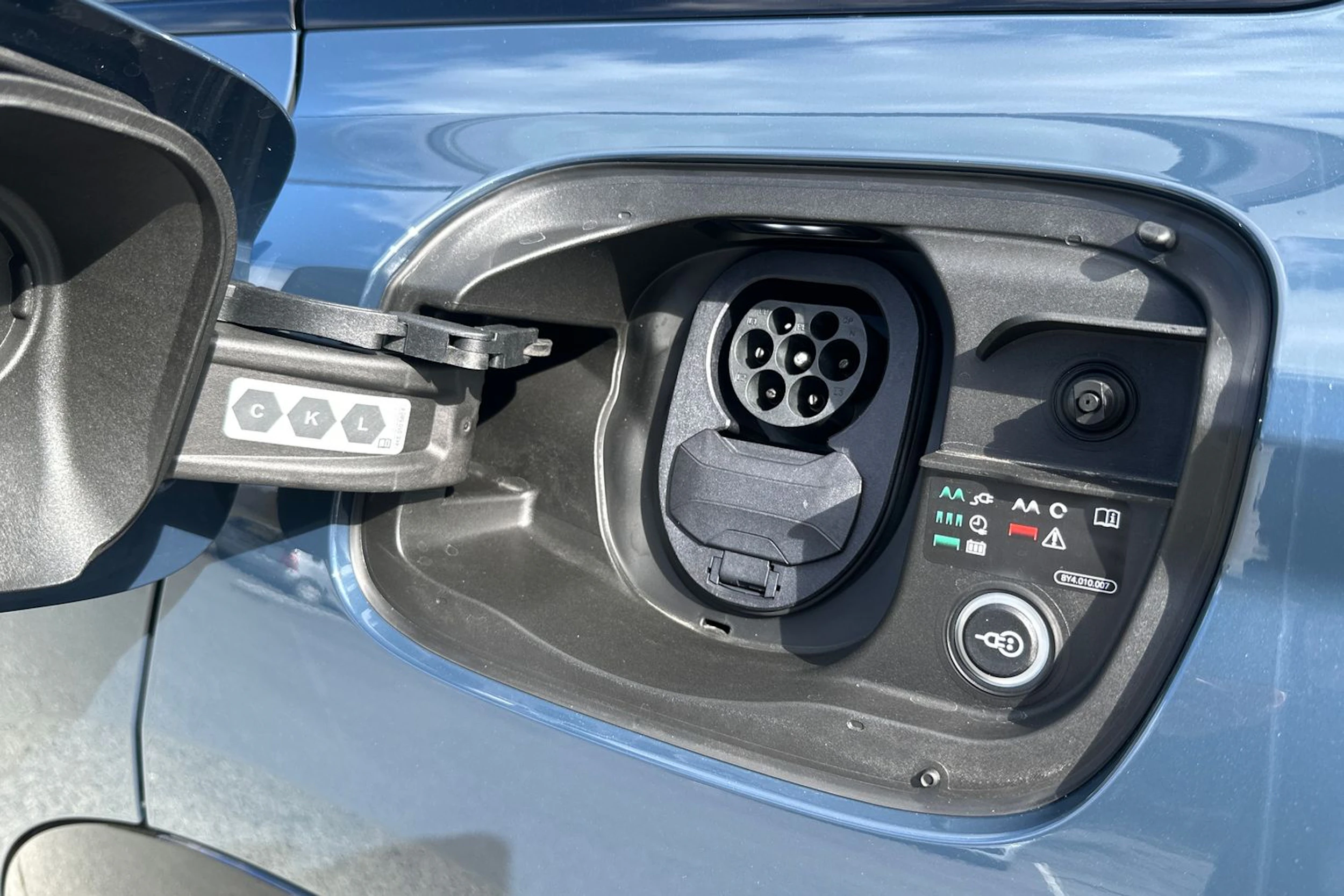 met. sininen Audi Q6 e-tron 2026 kuva 24.