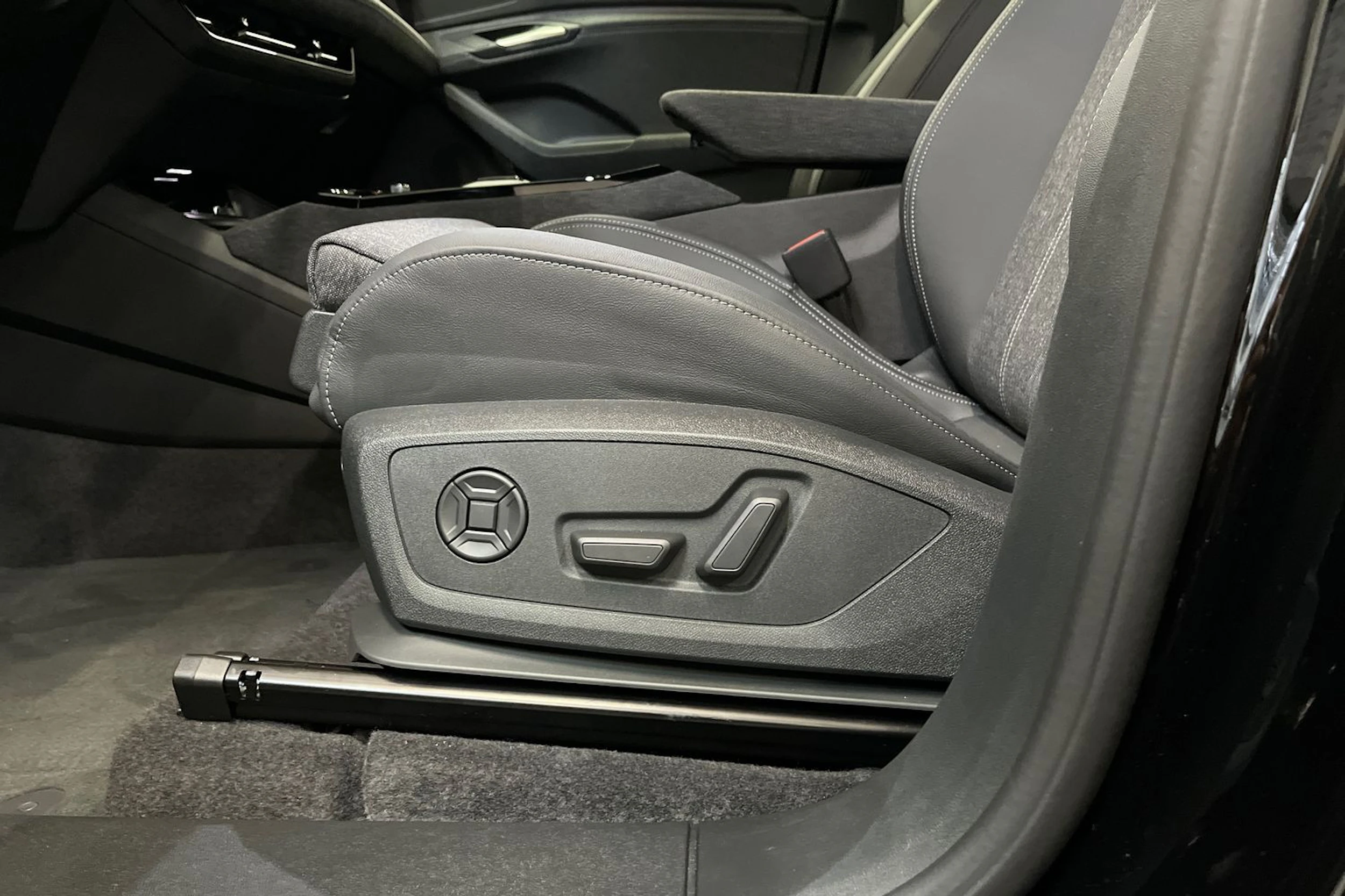 met. musta Audi Q6 e-tron 2026 kuva 11.