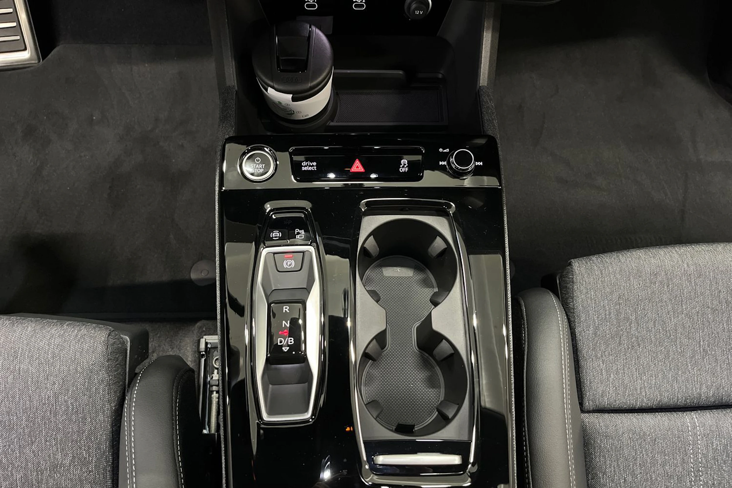met. musta Audi Q6 e-tron 2026 kuva 15.