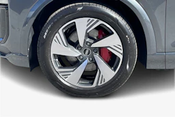 Harmaa Audi Q6 e-tron 2027 kuva 9.