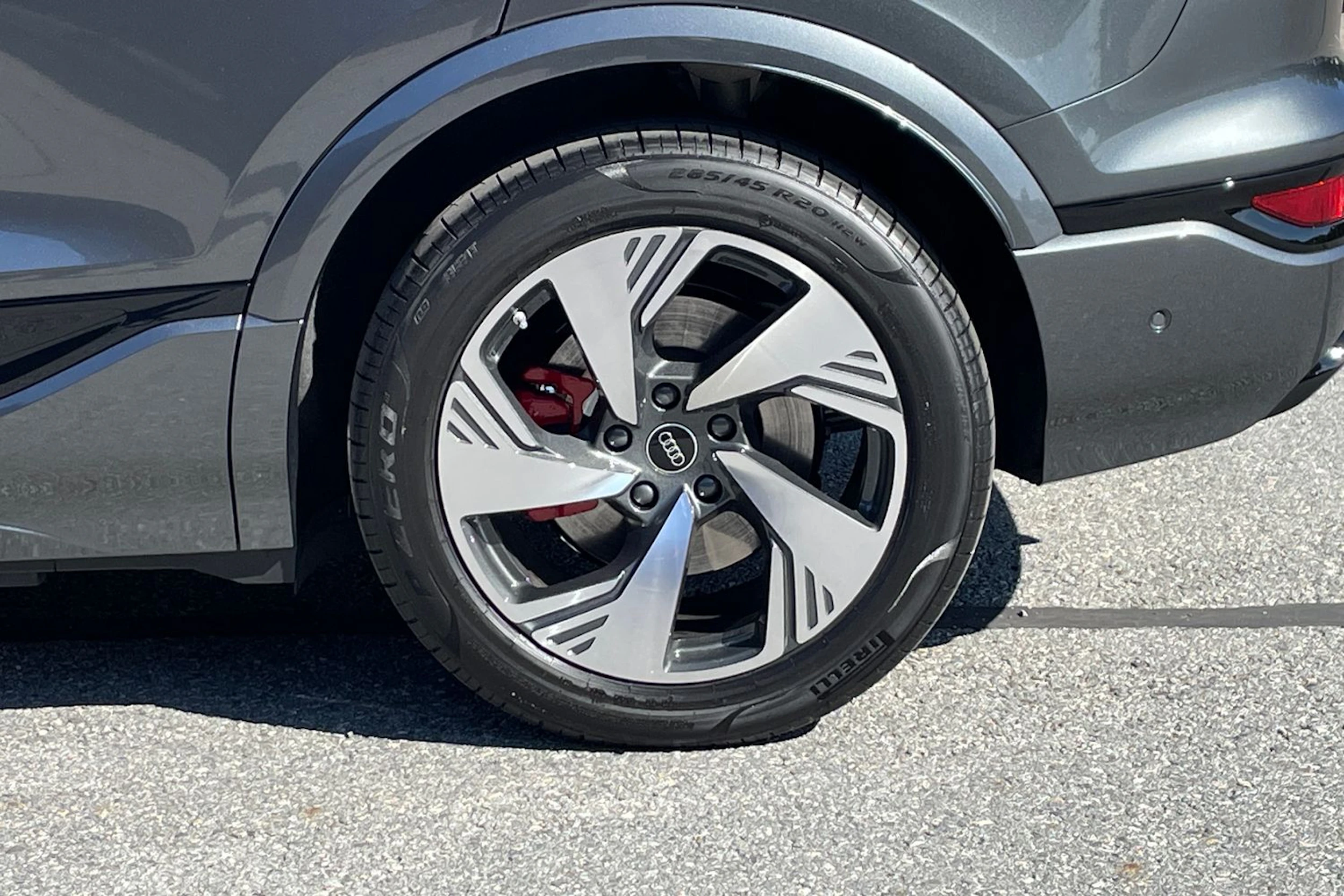 Harmaa Audi Q6 e-tron 2027 kuva 10.