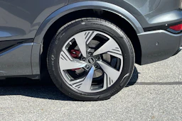 Harmaa Audi Q6 e-tron 2027 kuva 10.
