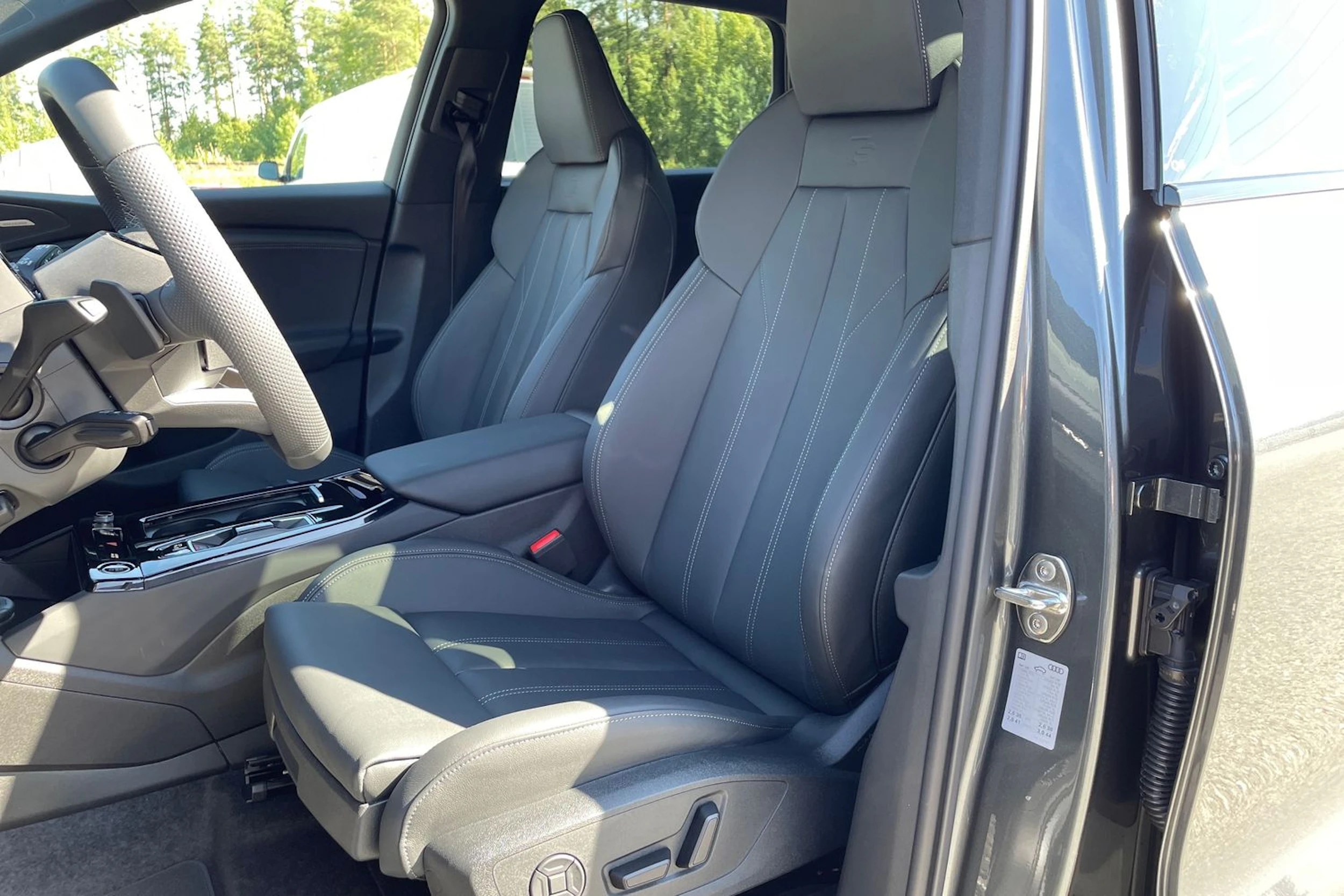 Harmaa Audi Q6 e-tron 2027 kuva 11.