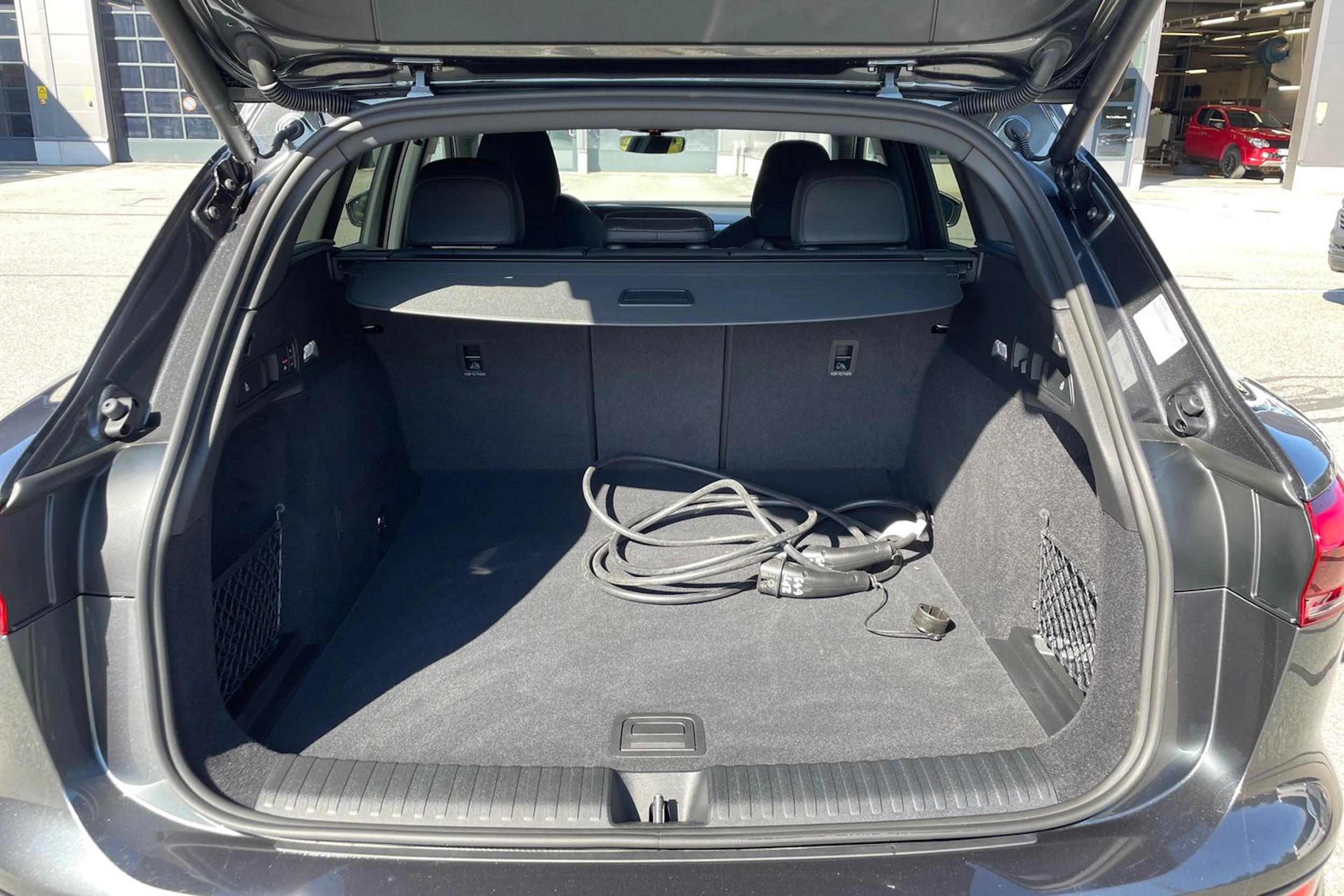 Harmaa Audi Q6 e-tron 2027 kuva 14.