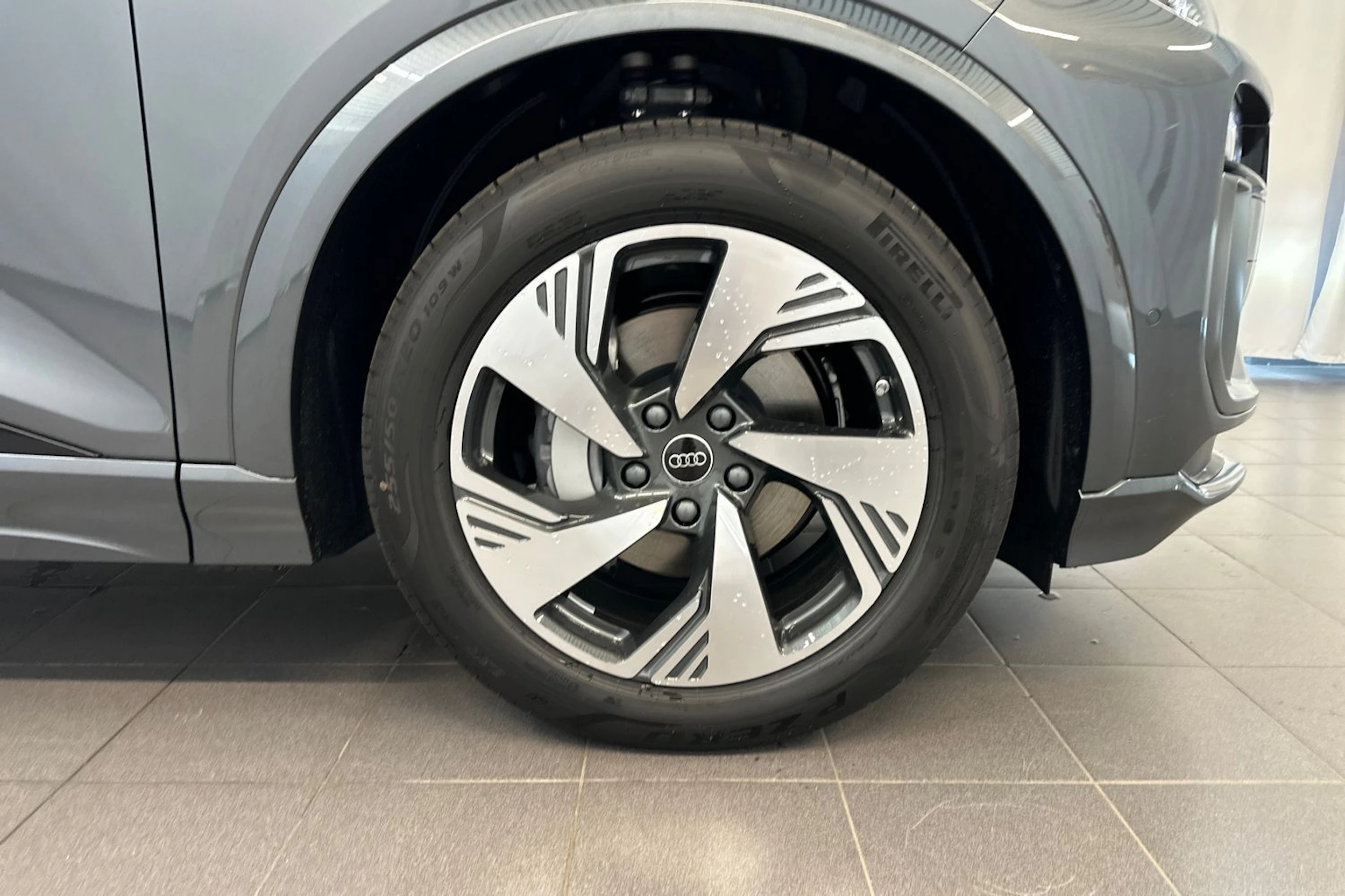 daytona harmaa Audi Q6 e-tron 2026 kuva 10.