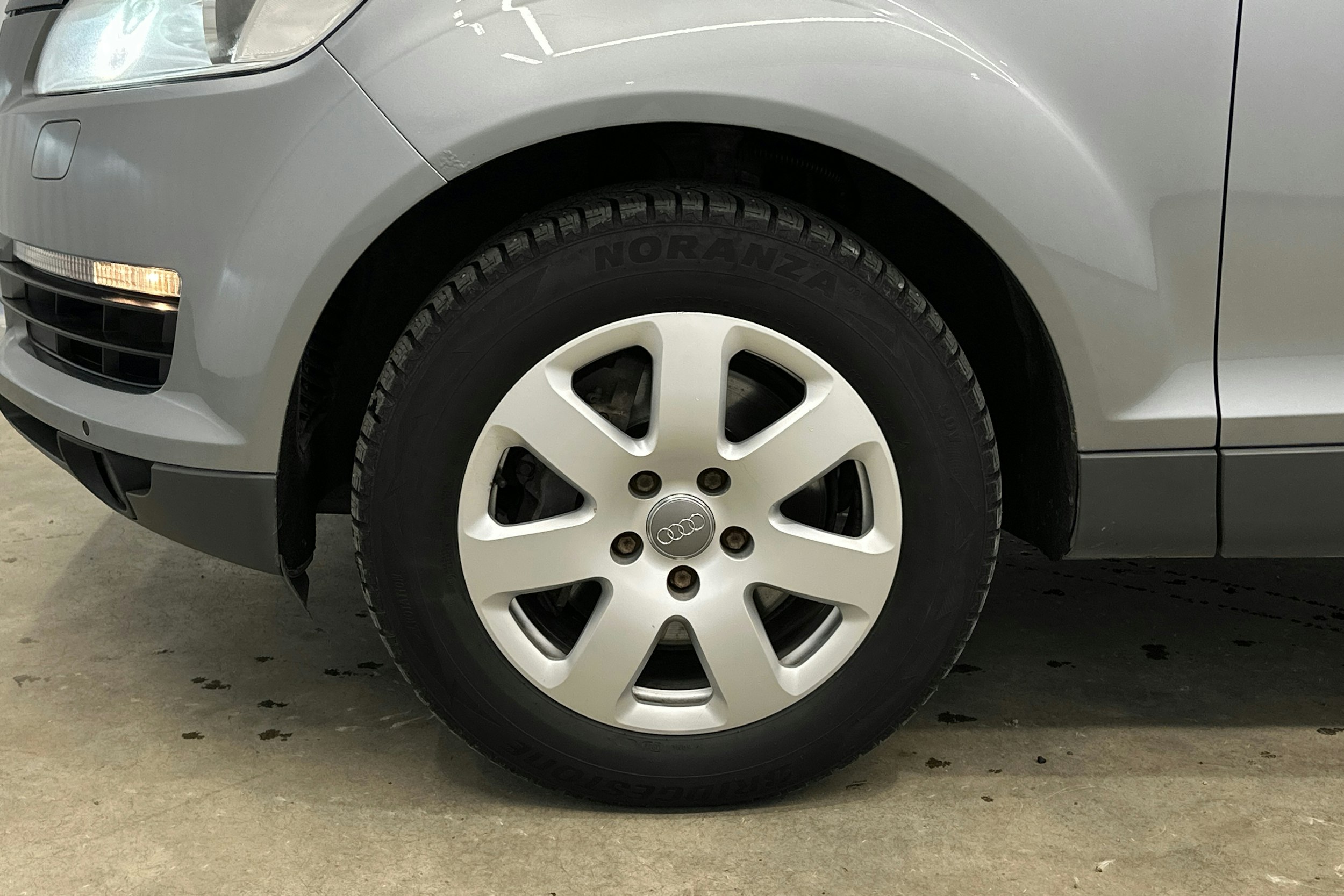 harmaa metalliväri Audi Q7 2007 kuva 16.