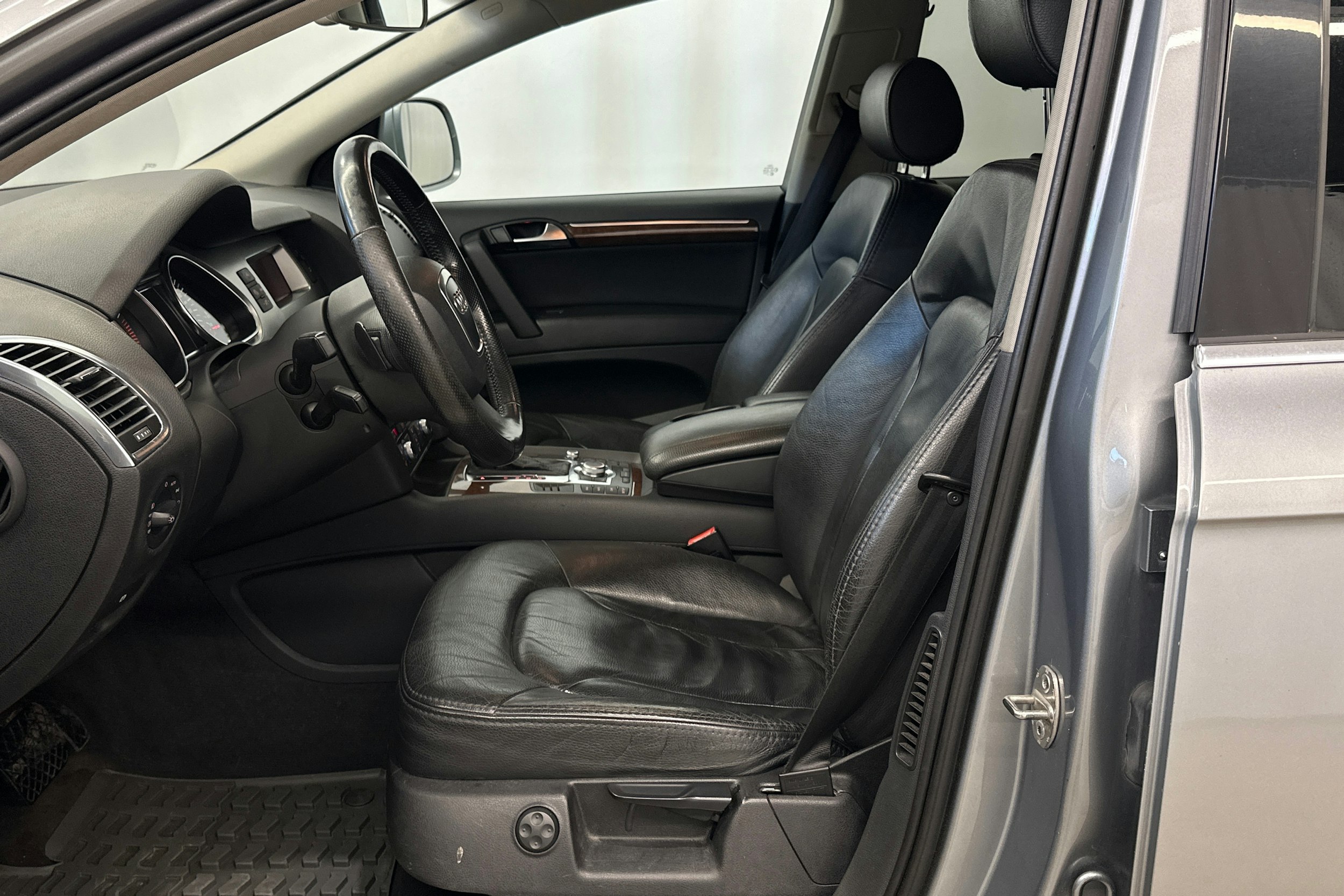 harmaa metalliväri Audi Q7 2007 kuva 18.