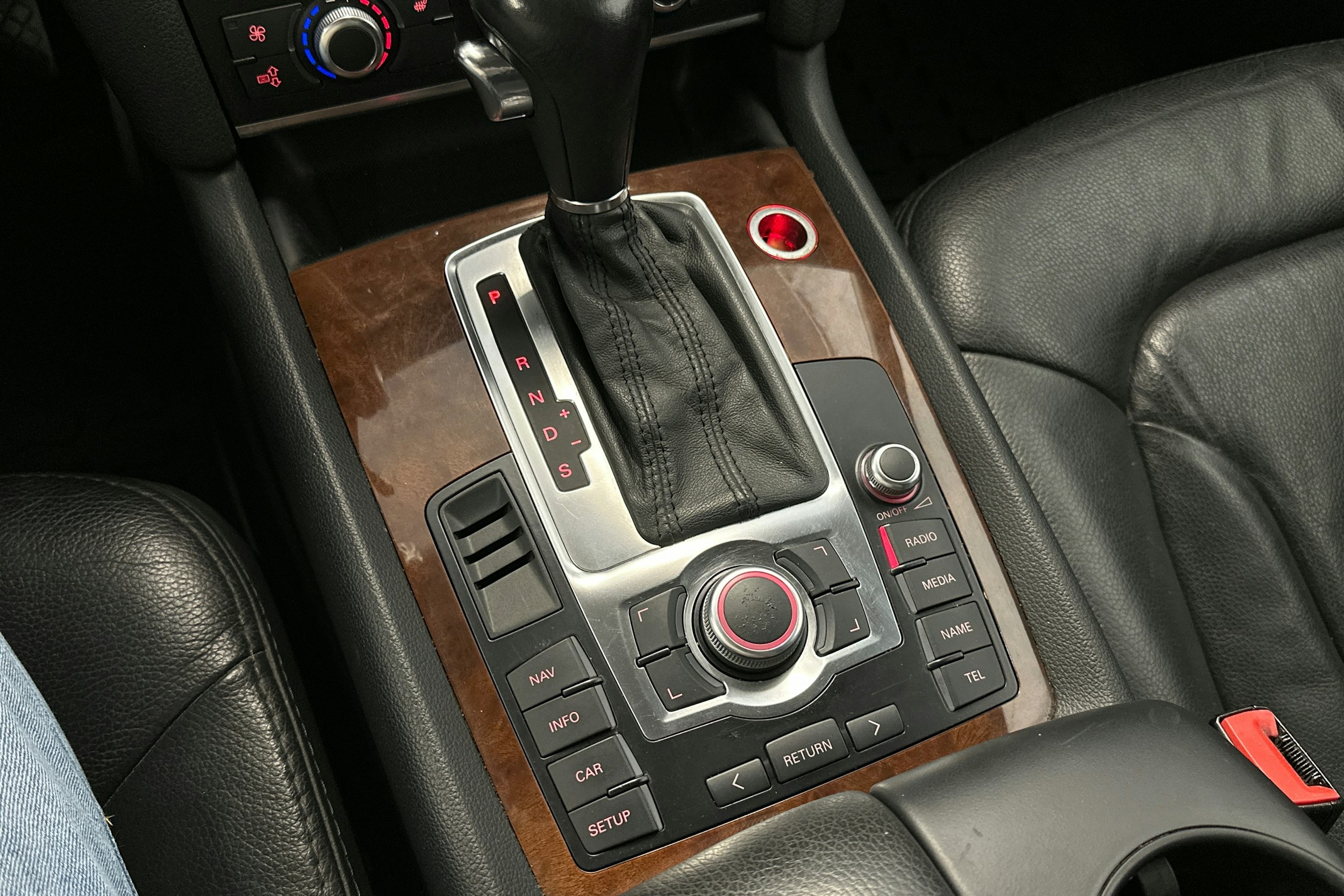 harmaa metalliväri Audi Q7 2007 kuva 28.