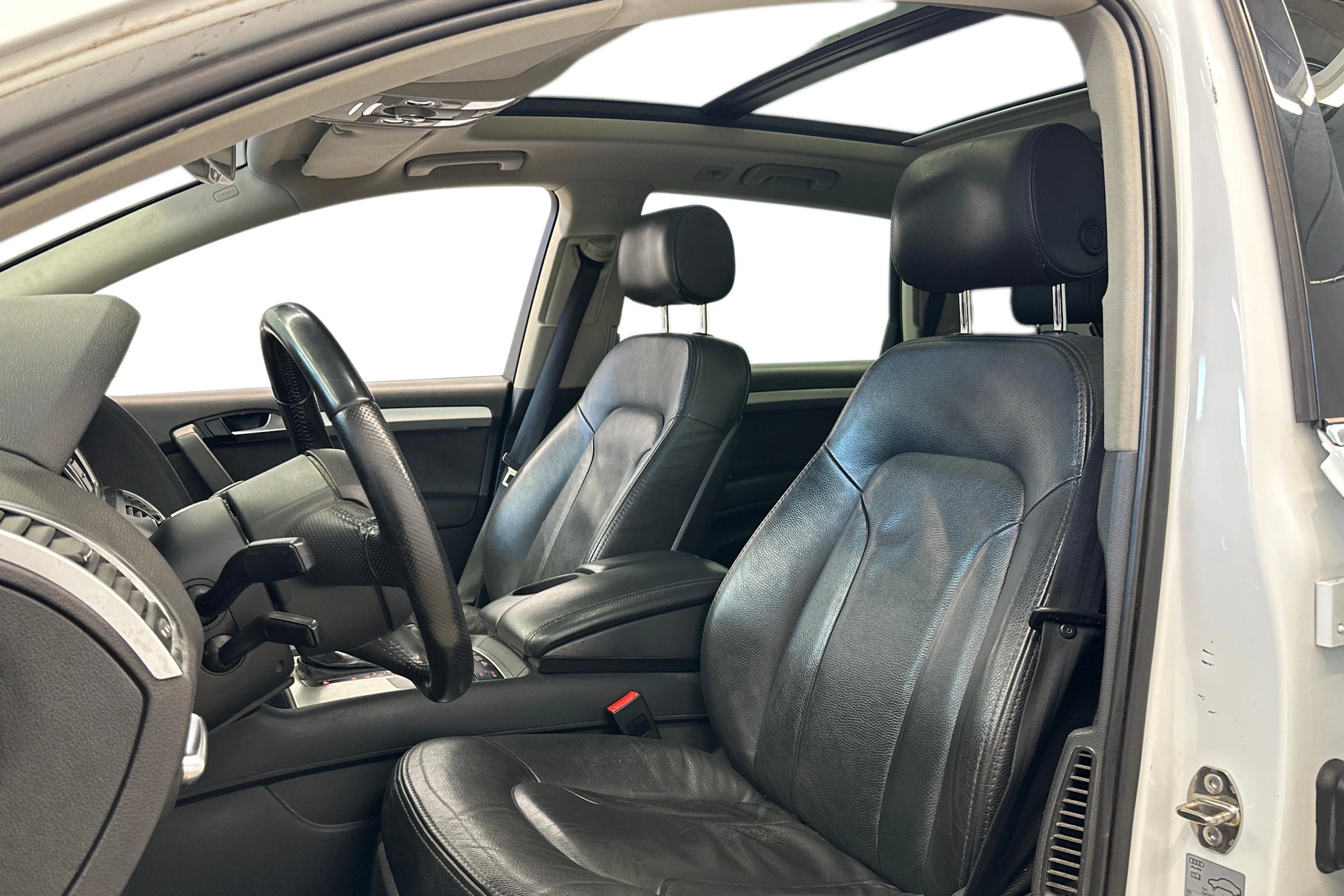 Valkoinen Audi Q7 2010 kuva 6.
