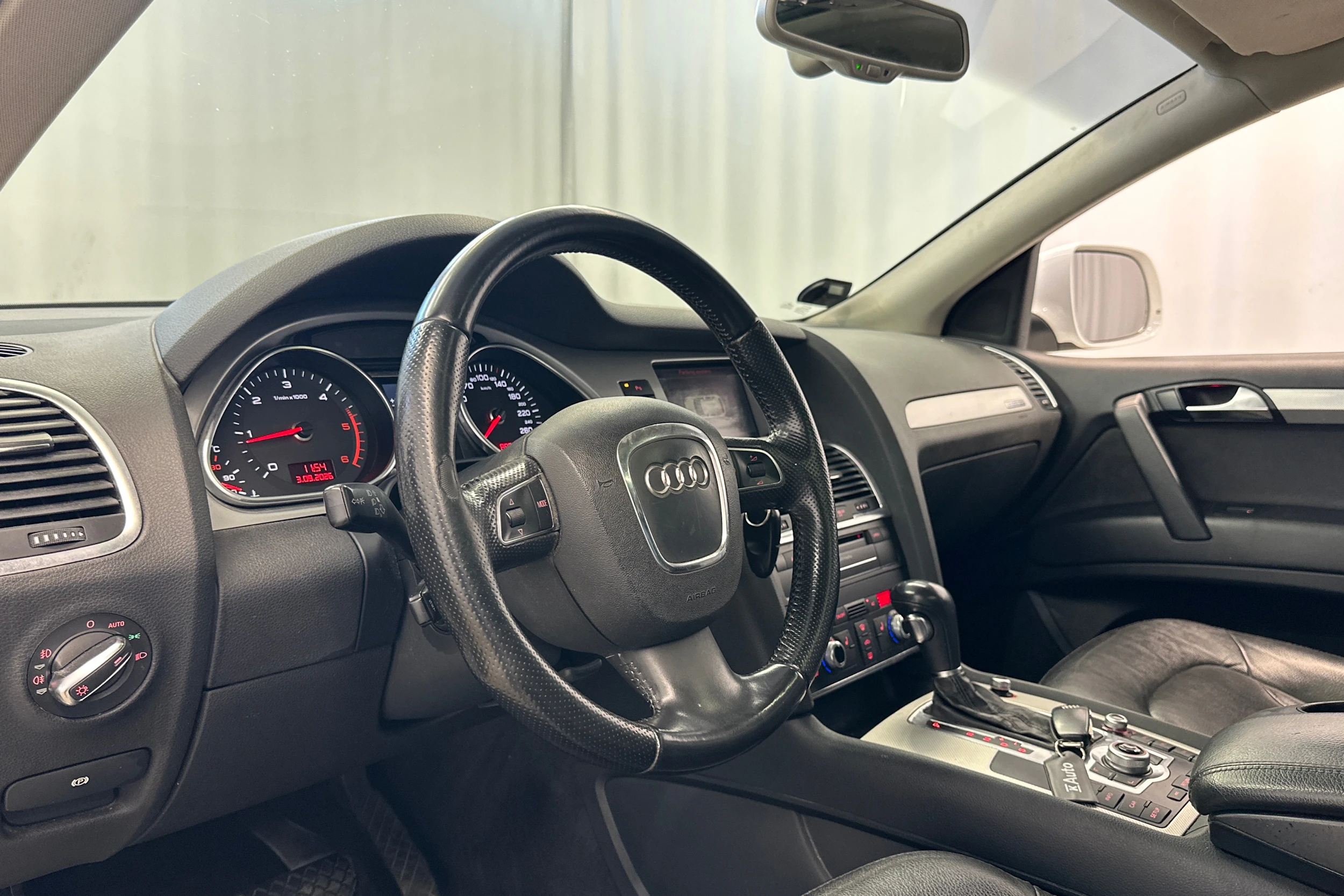 Valkoinen Audi Q7 2010 kuva 11.