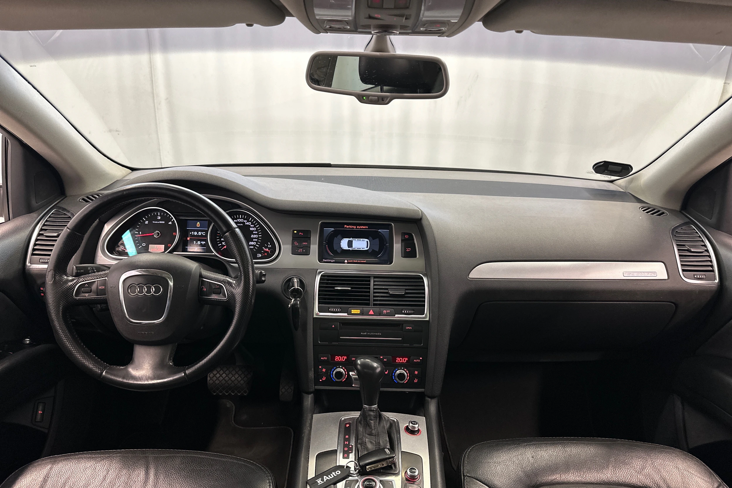 Valkoinen Audi Q7 2010 kuva 12.