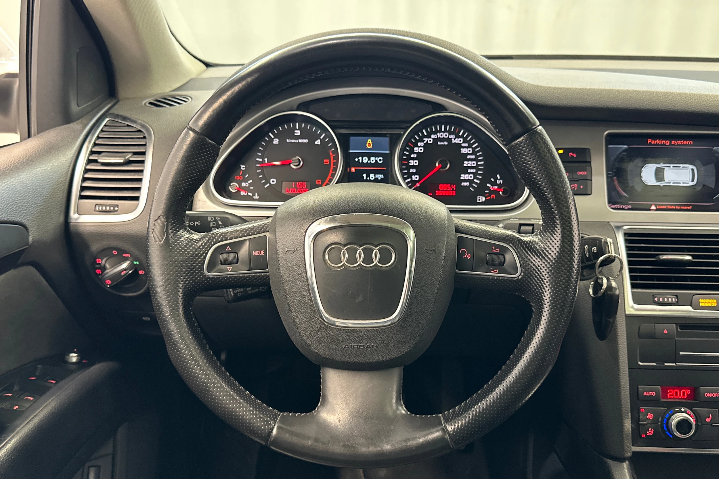 Valkoinen Audi Q7 2010 kuva 13.