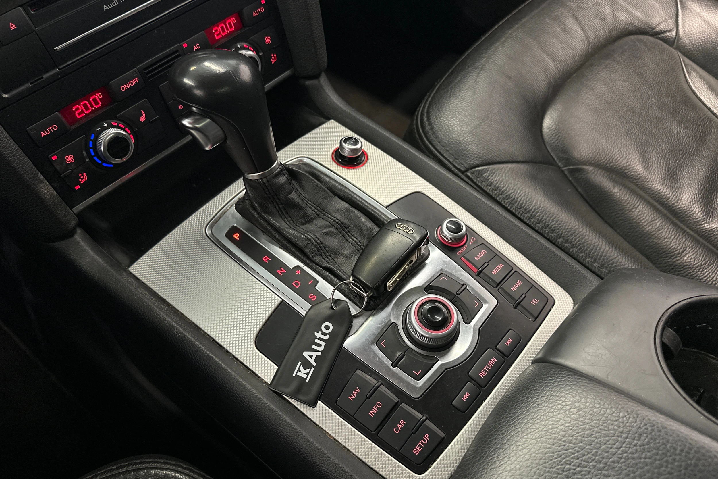 Valkoinen Audi Q7 2010 kuva 17.