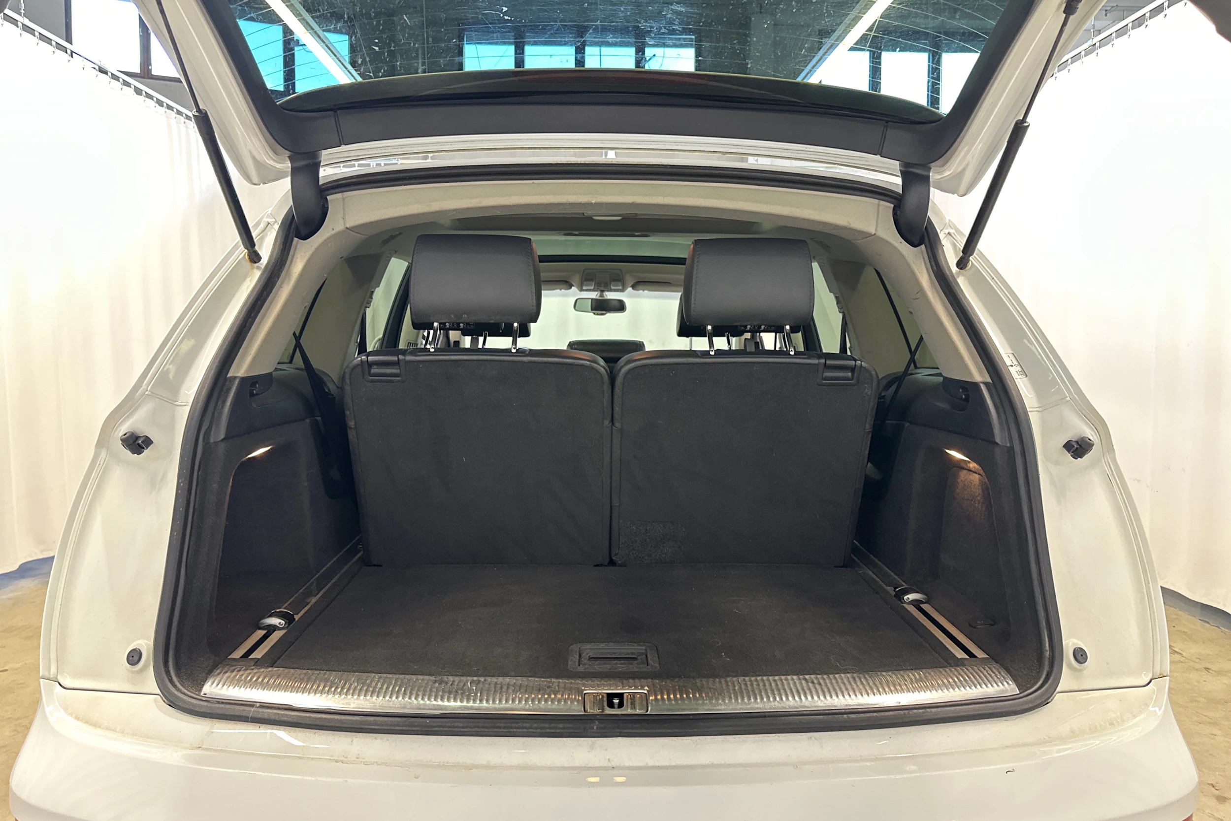 Valkoinen Audi Q7 2010 kuva 28.