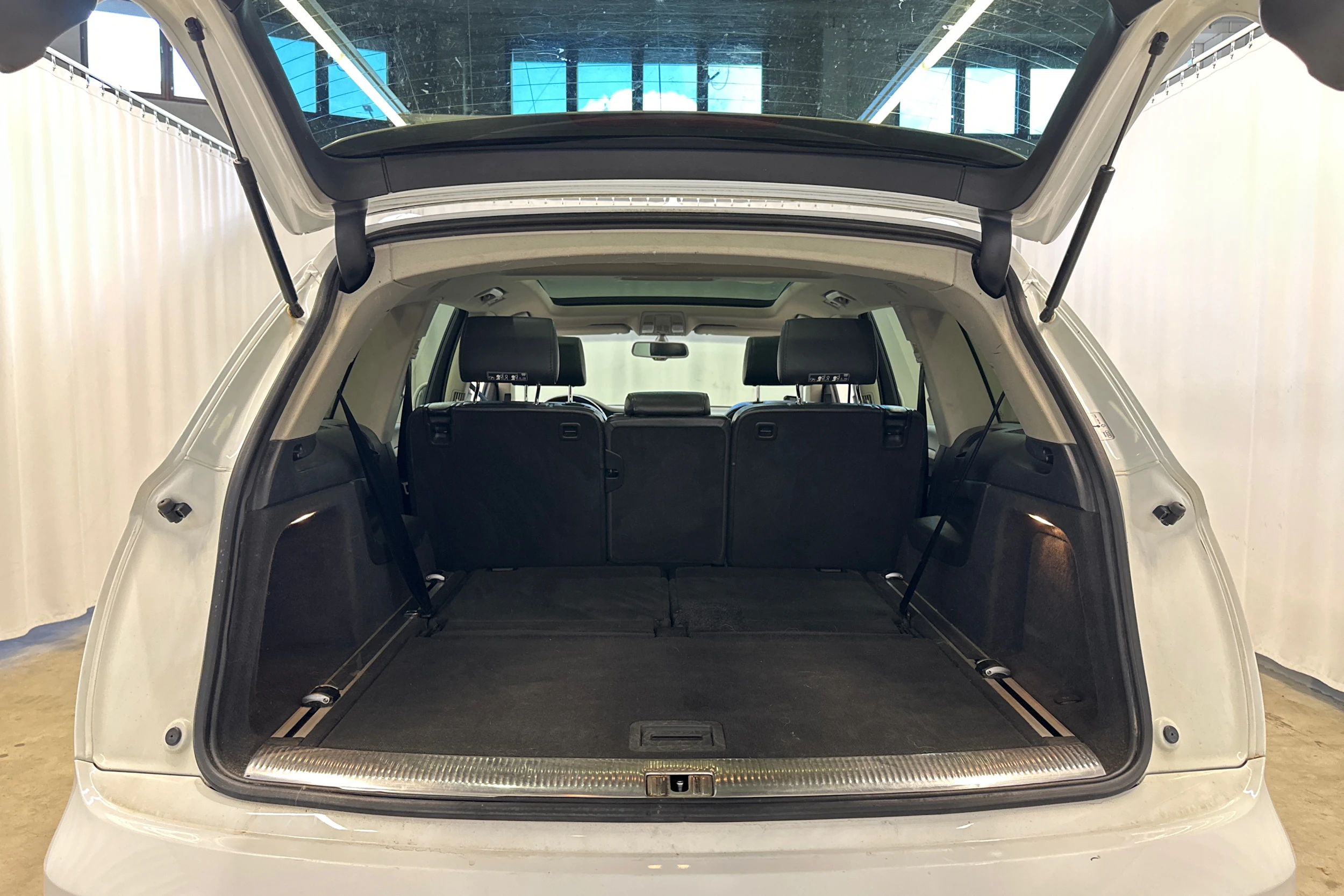 Valkoinen Audi Q7 2010 kuva 29.
