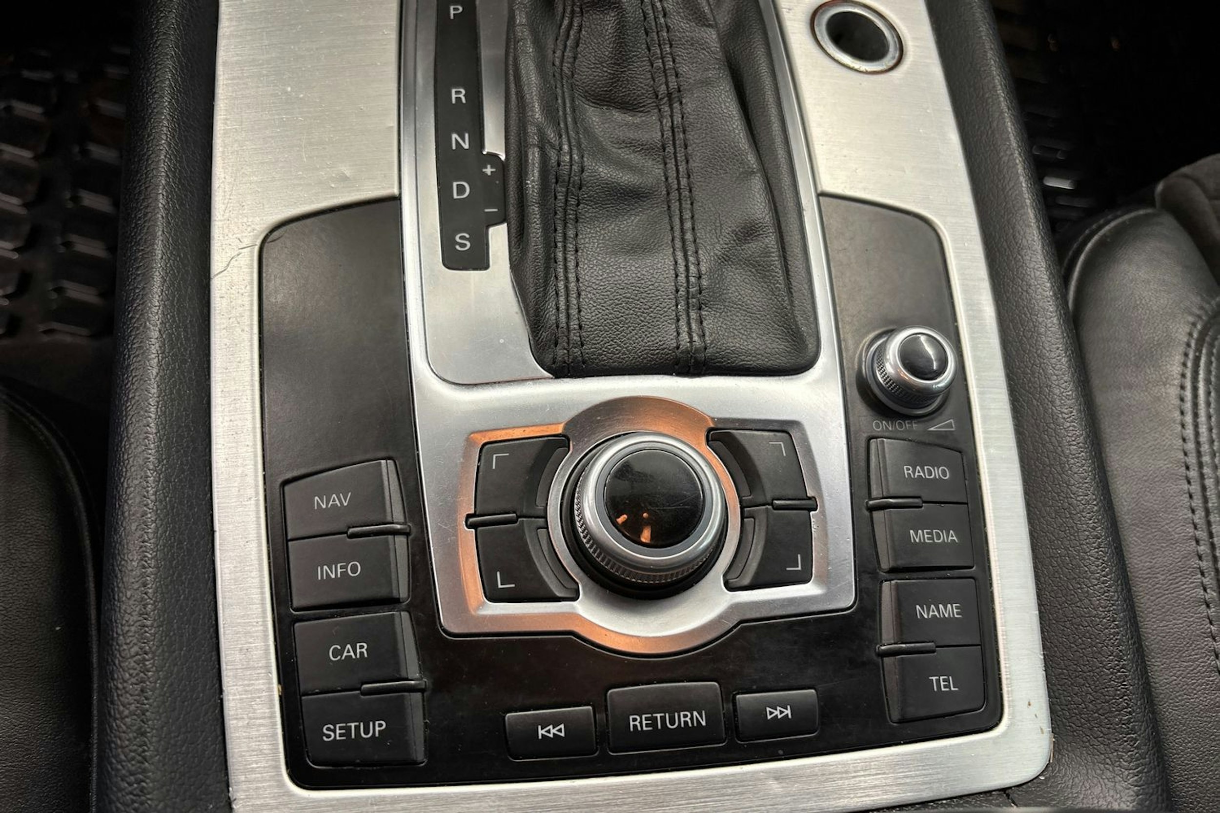 musta Audi Q7 2010 kuva 24.