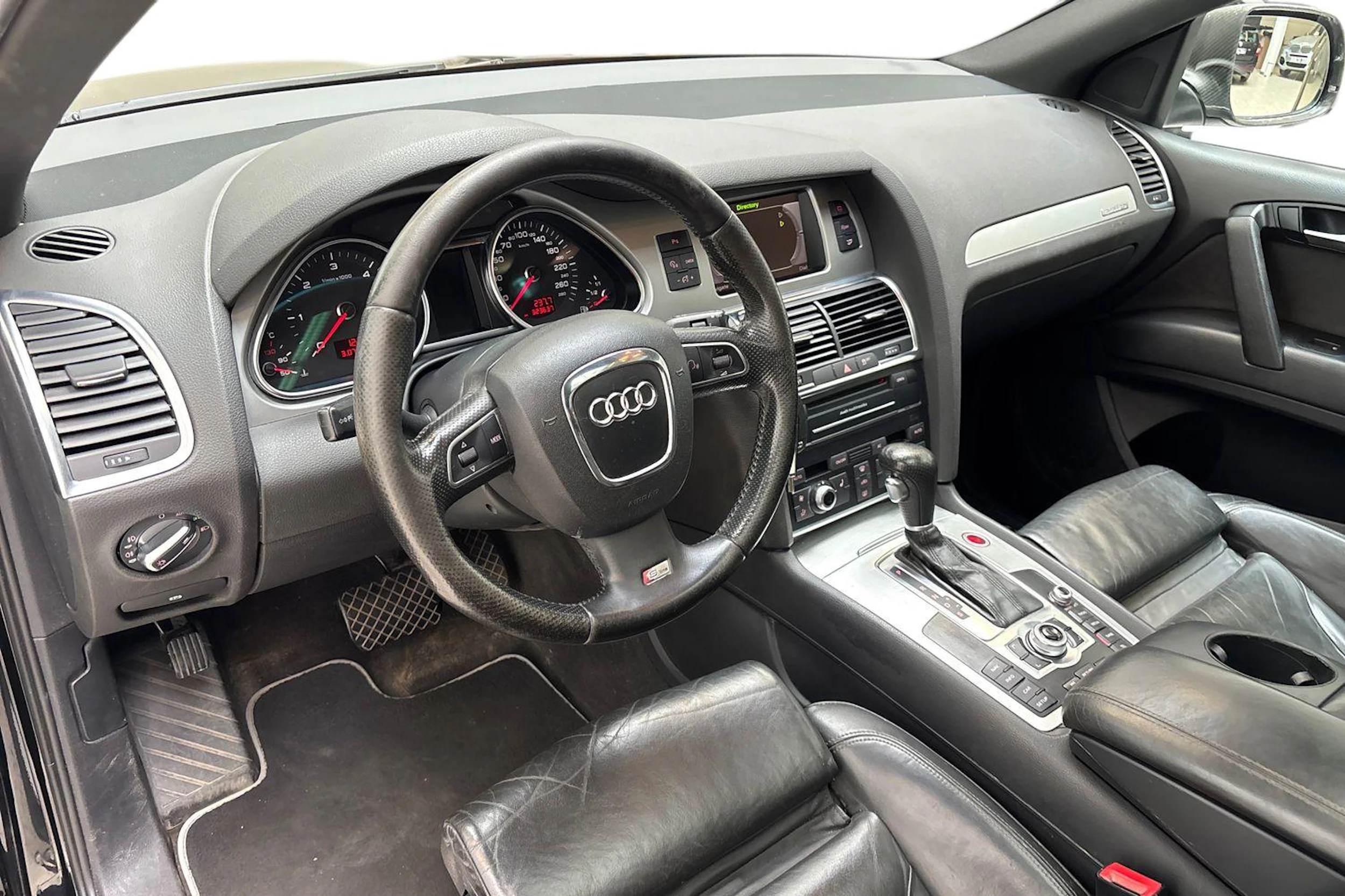 Musta Audi Q7 2011 kuva 6.