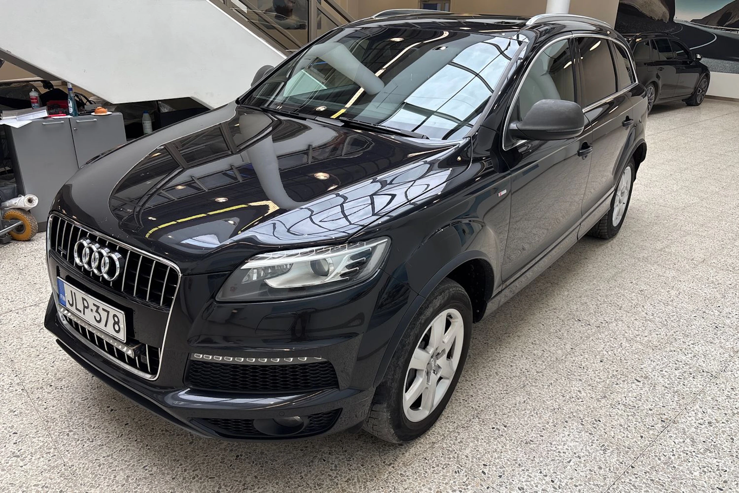 Musta Audi Q7 2011 kuva 12.