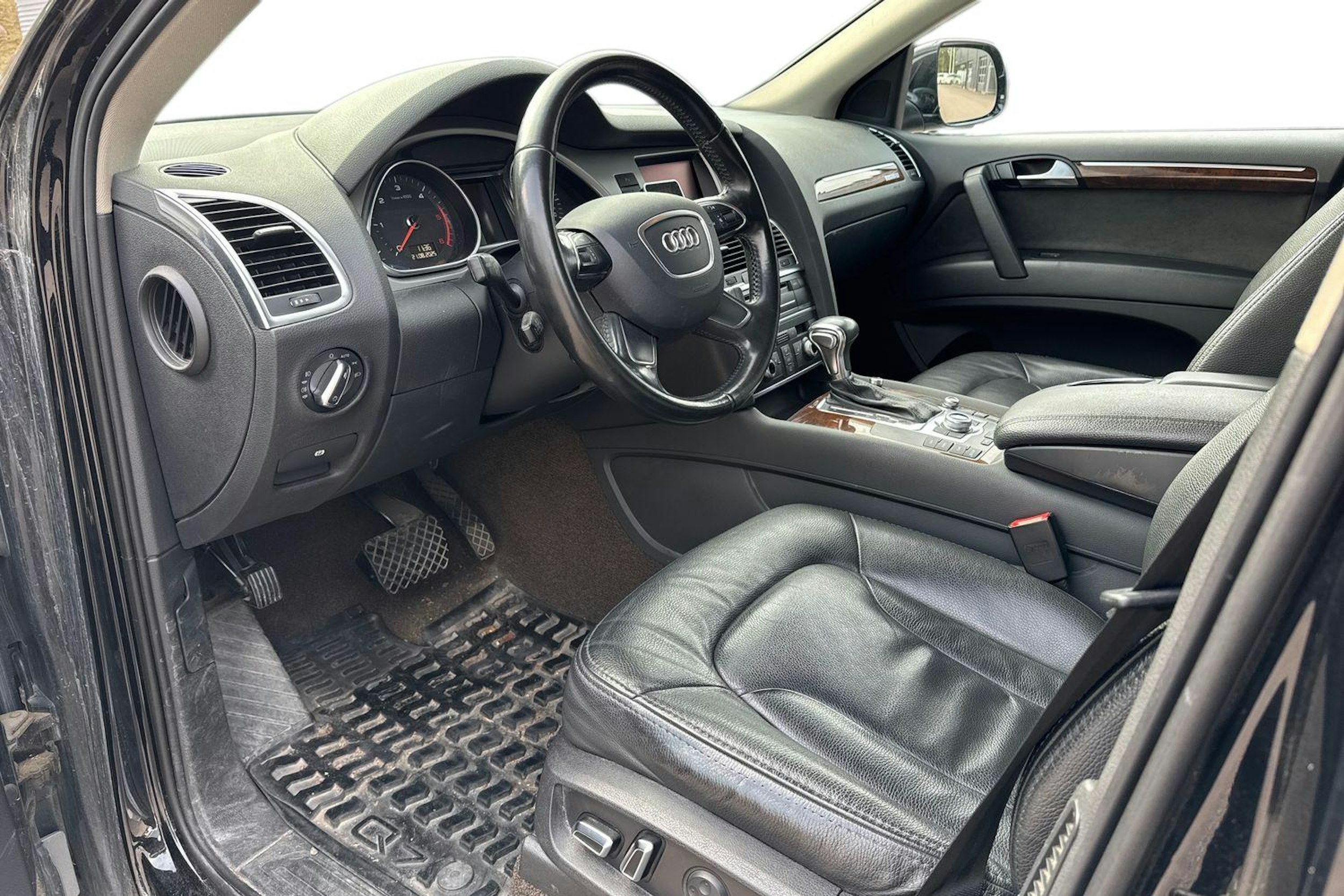 musta Audi Q7 2011 kuva 3.