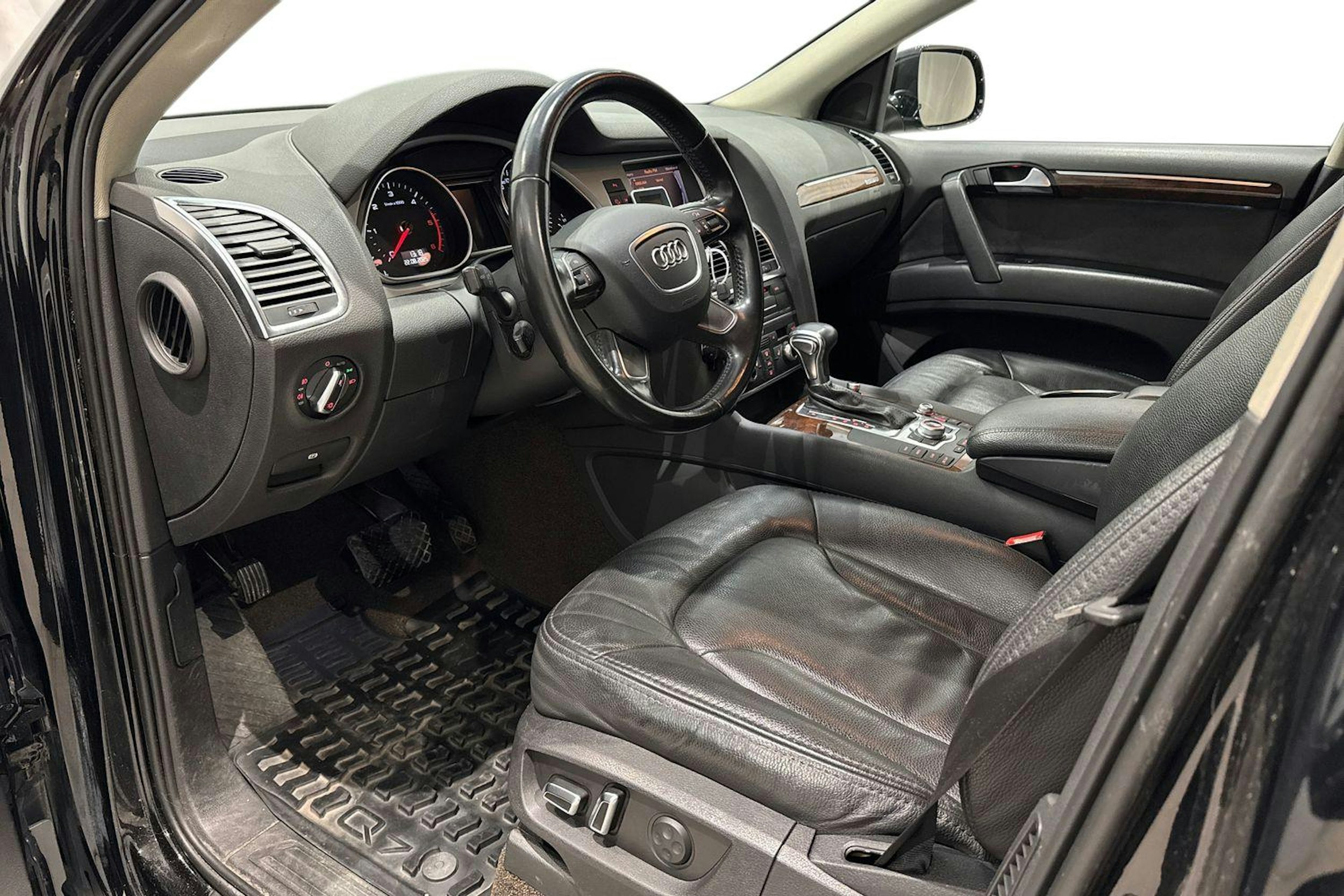 musta Audi Q7 2011 kuva 7.