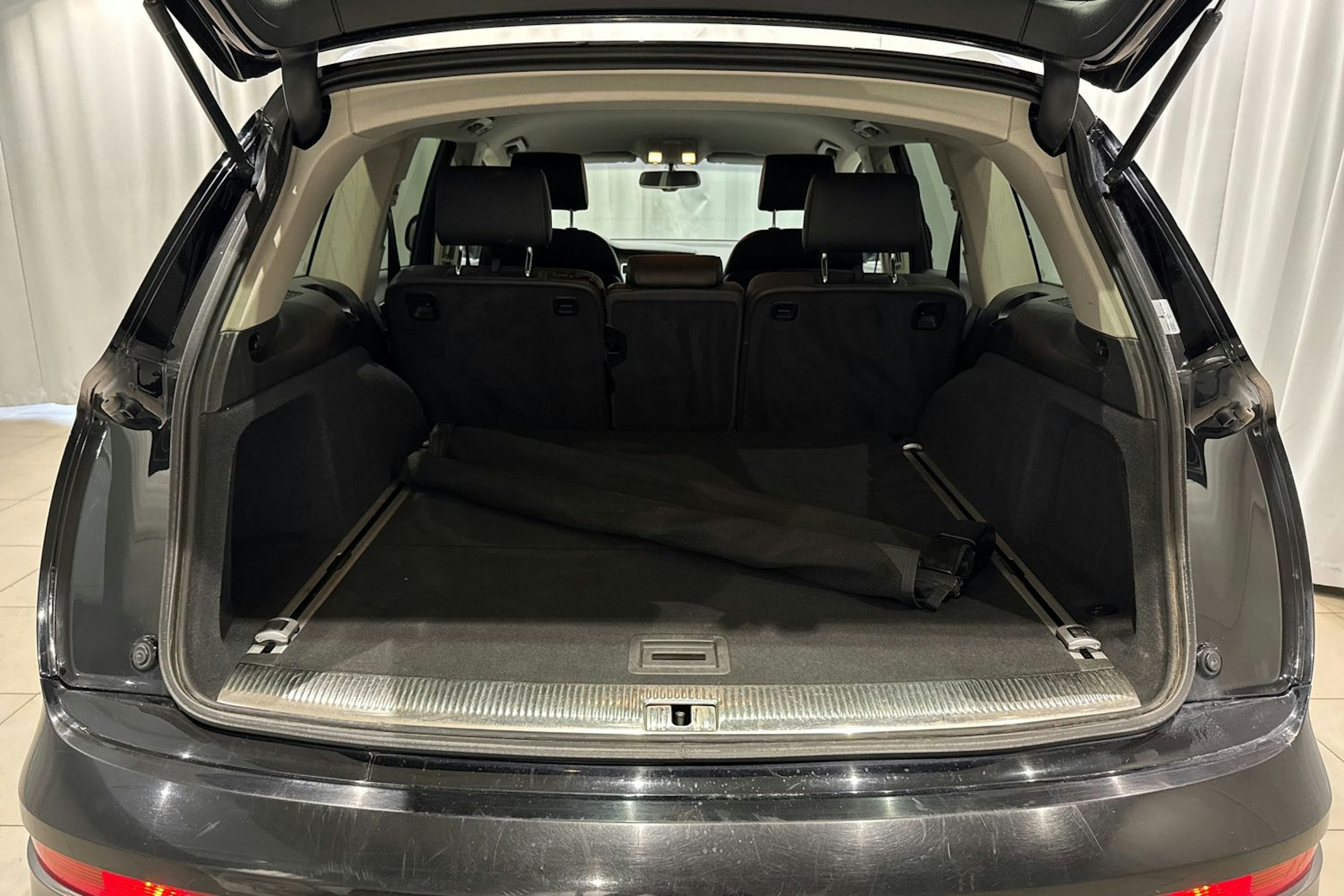 musta Audi Q7 2011 kuva 15.