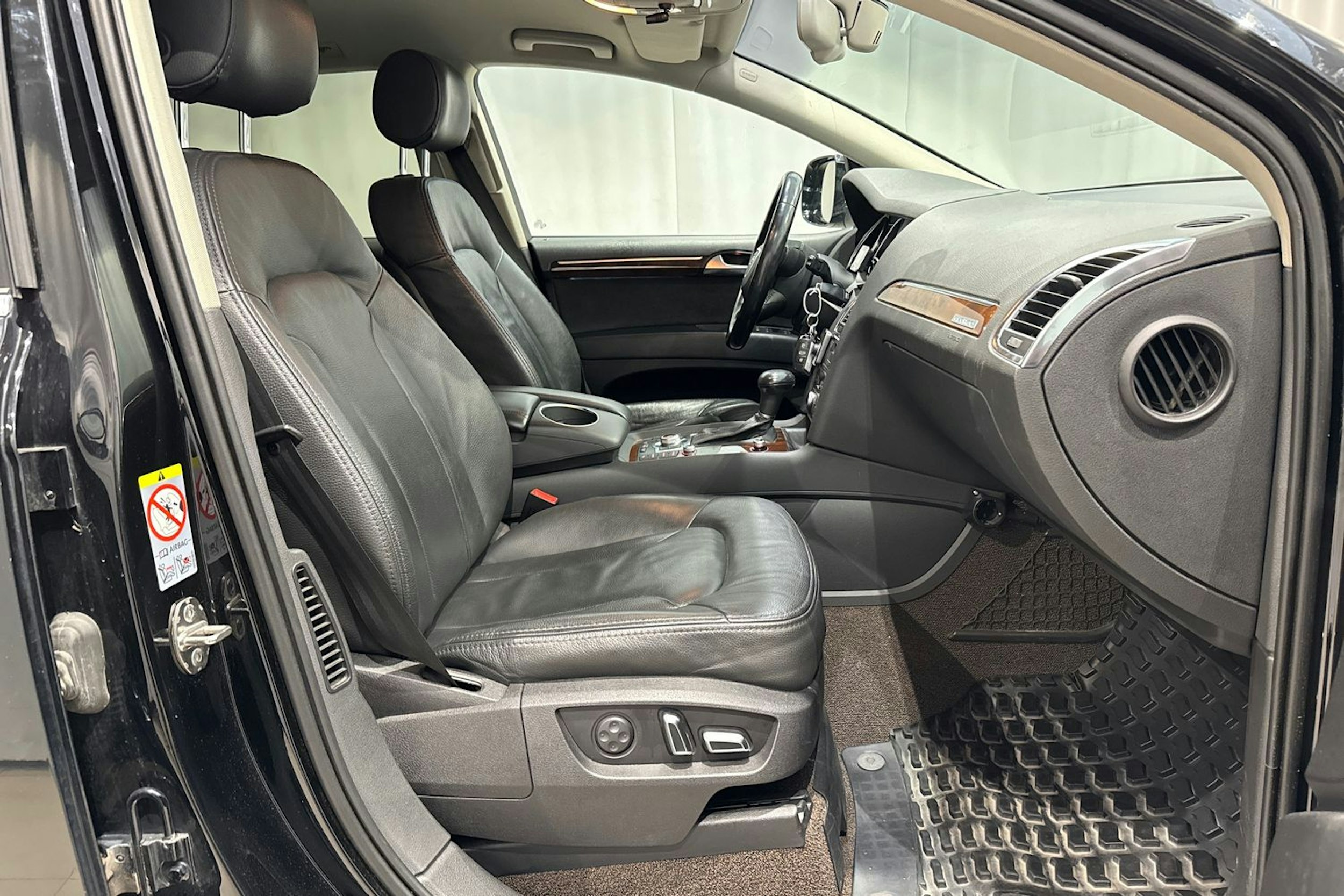 musta Audi Q7 2011 kuva 17.