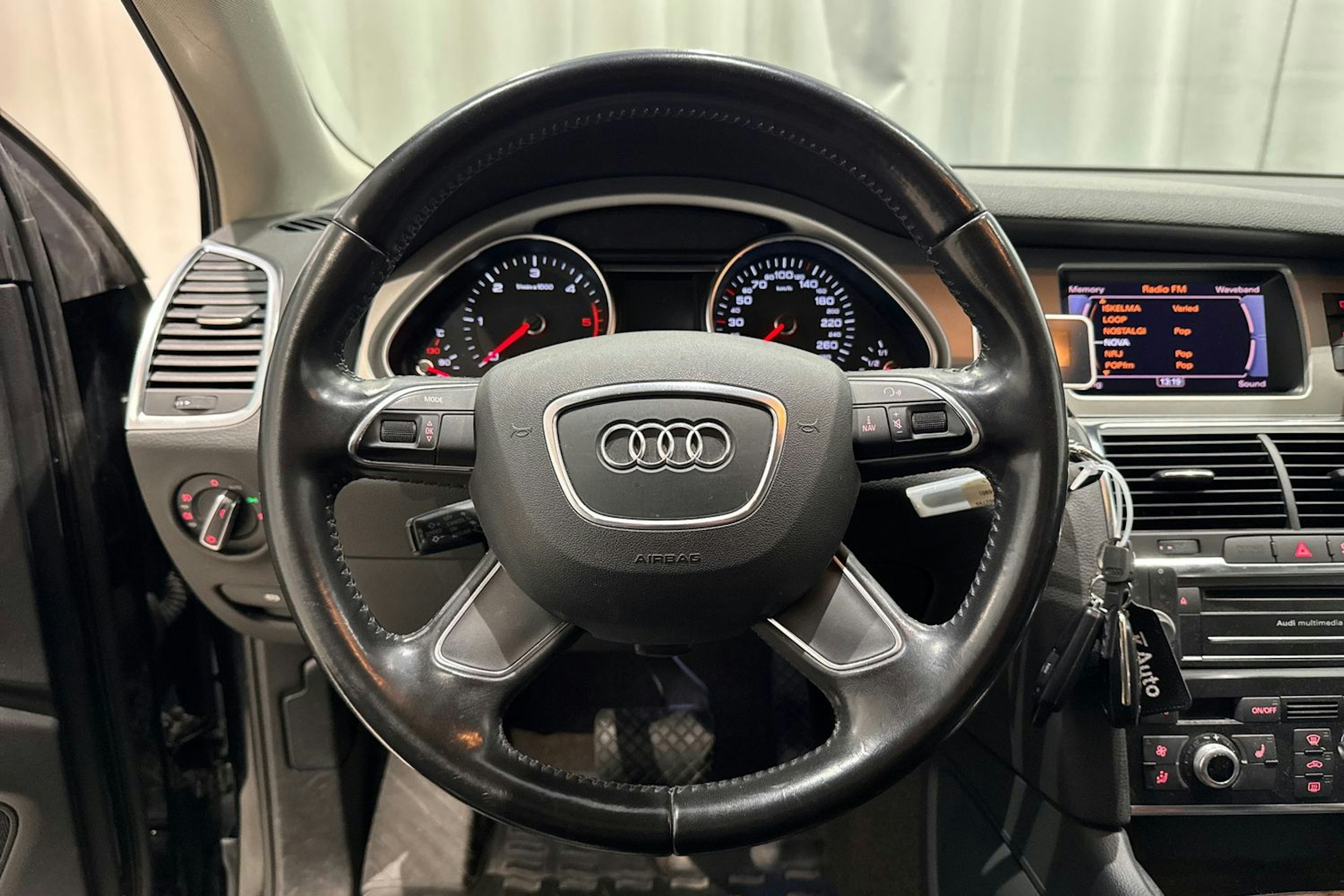 musta Audi Q7 2011 kuva 19.