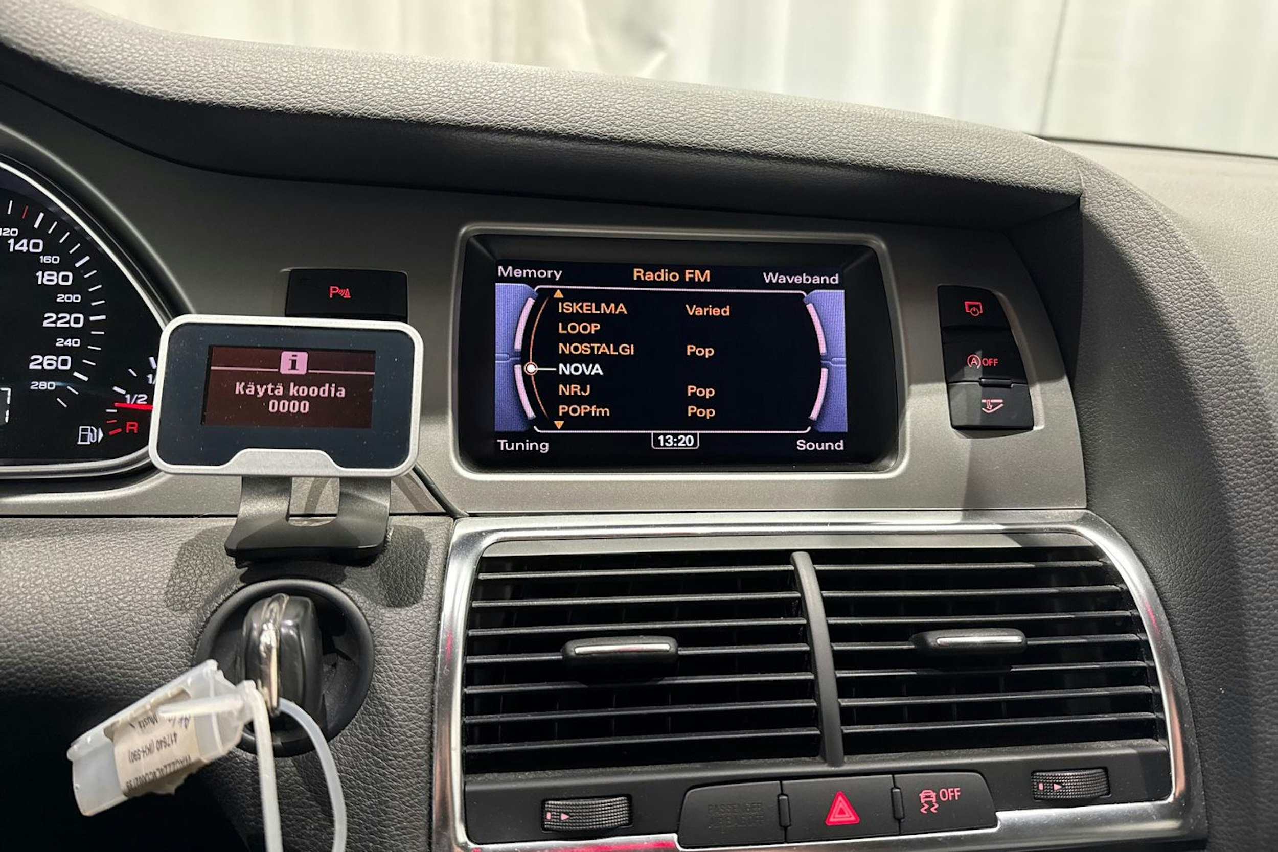 musta Audi Q7 2011 kuva 22.