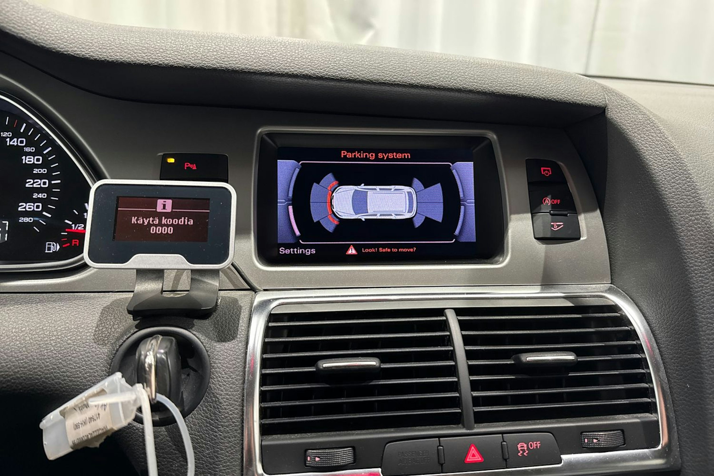 musta Audi Q7 2011 kuva 23.