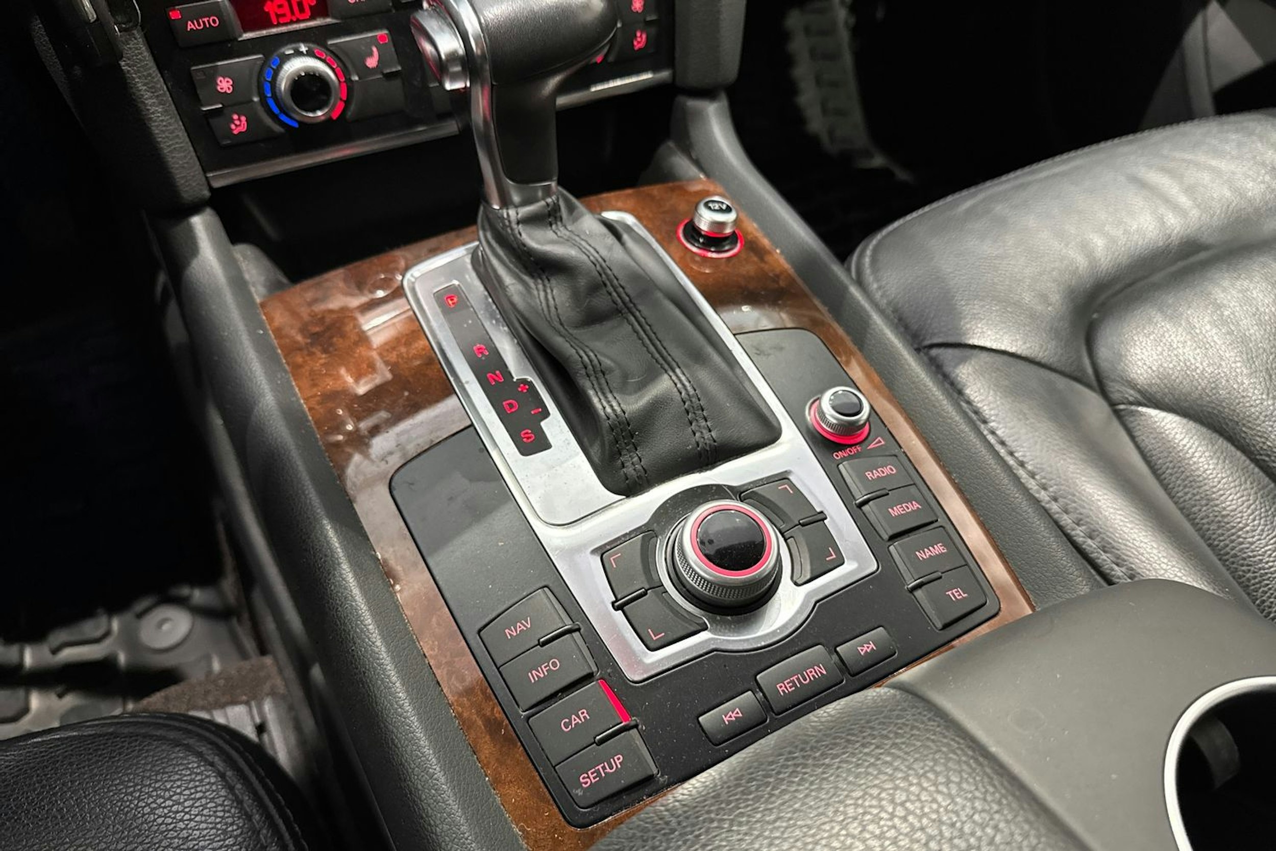 musta Audi Q7 2011 kuva 25.