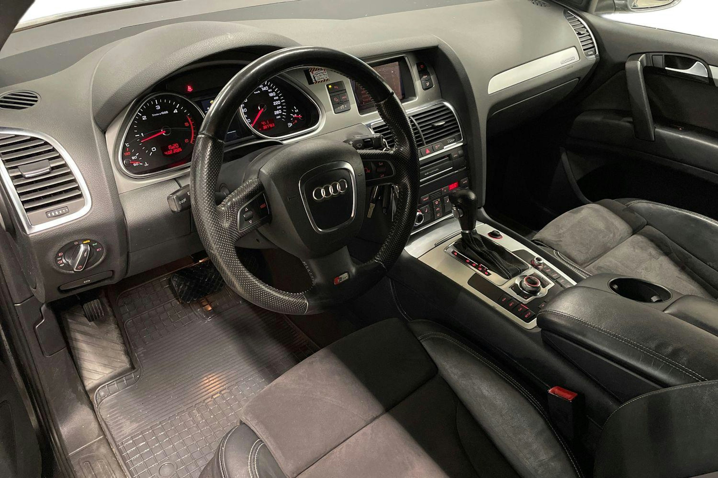 Harmaa Audi Q7 2011 kuva 7.