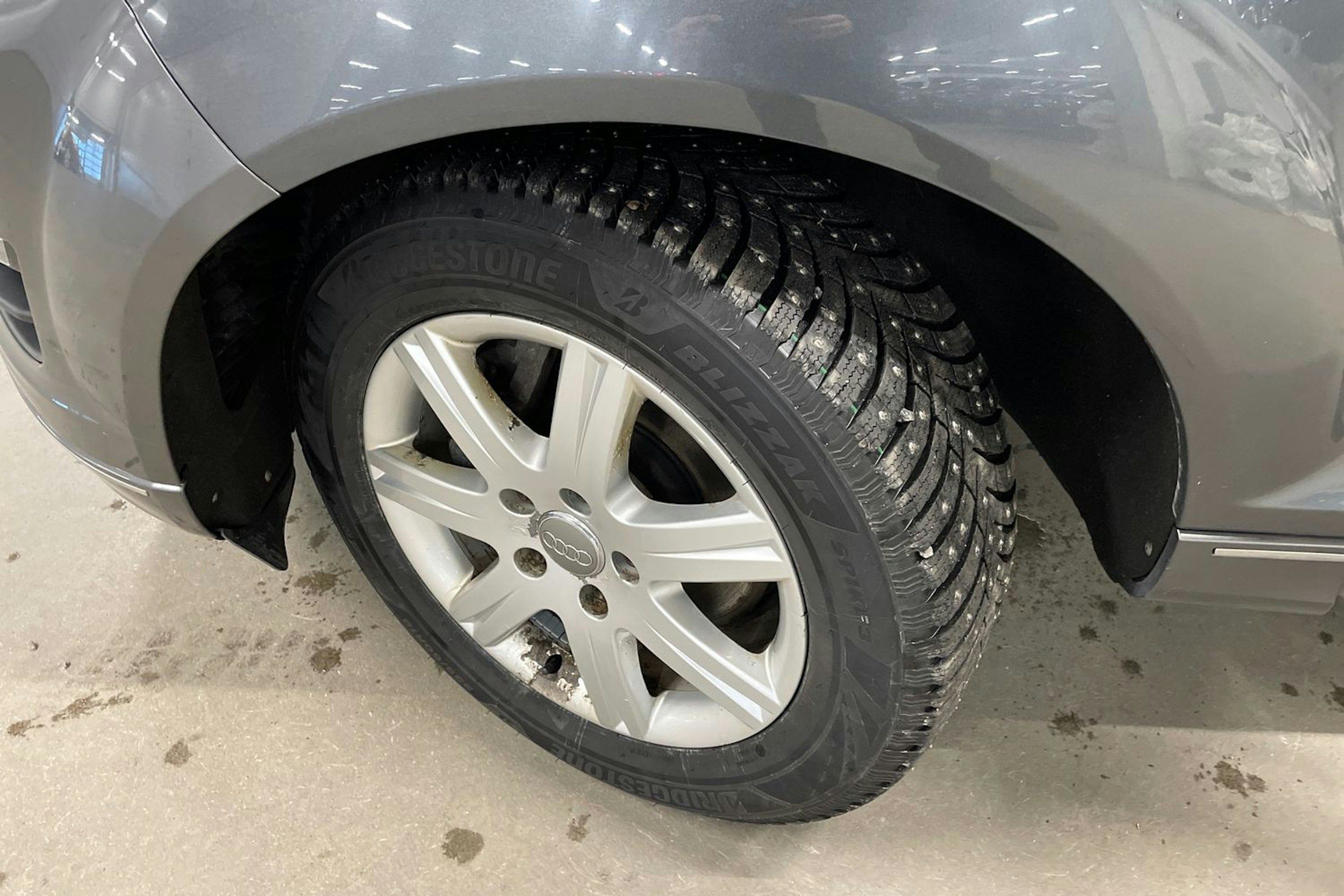 Harmaa Audi Q7 2011 kuva 13.