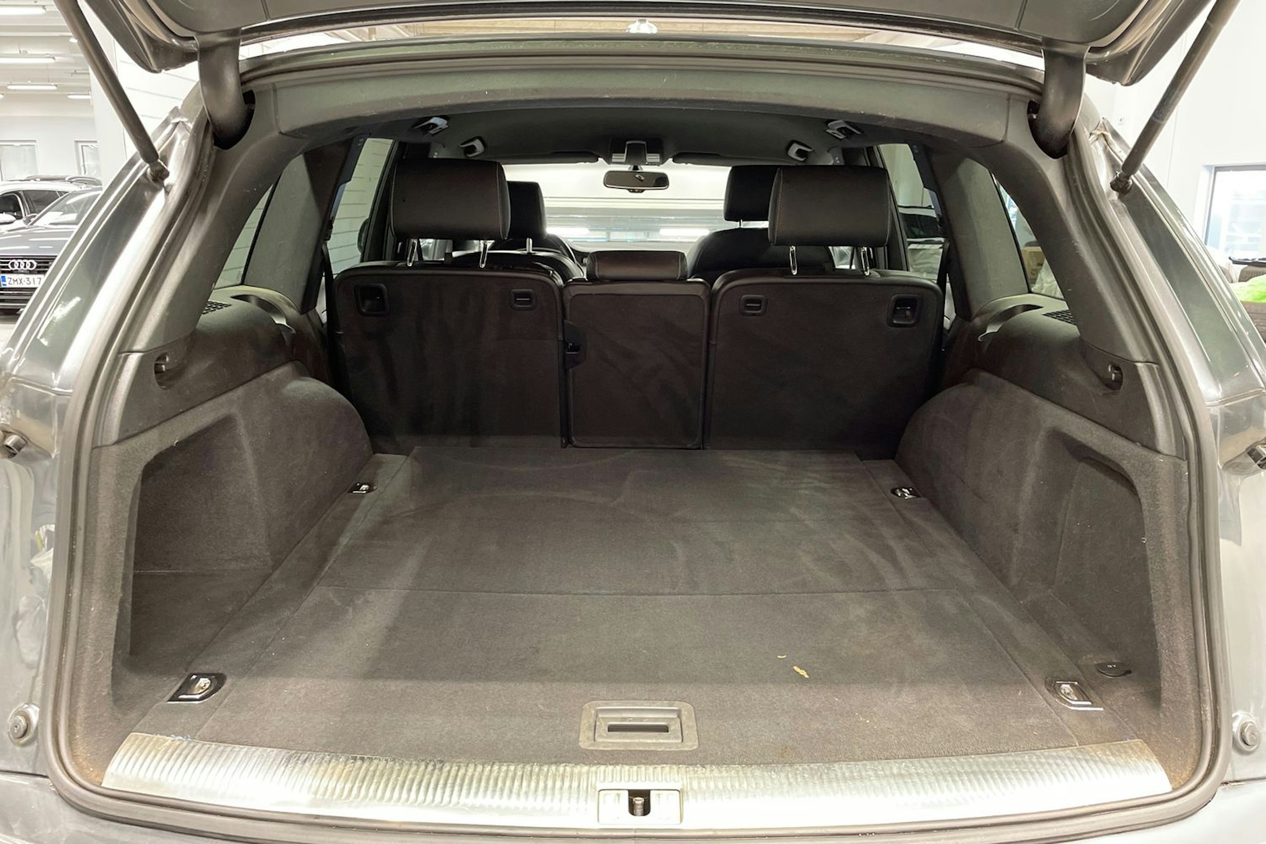 Harmaa Audi Q7 2011 kuva 15.