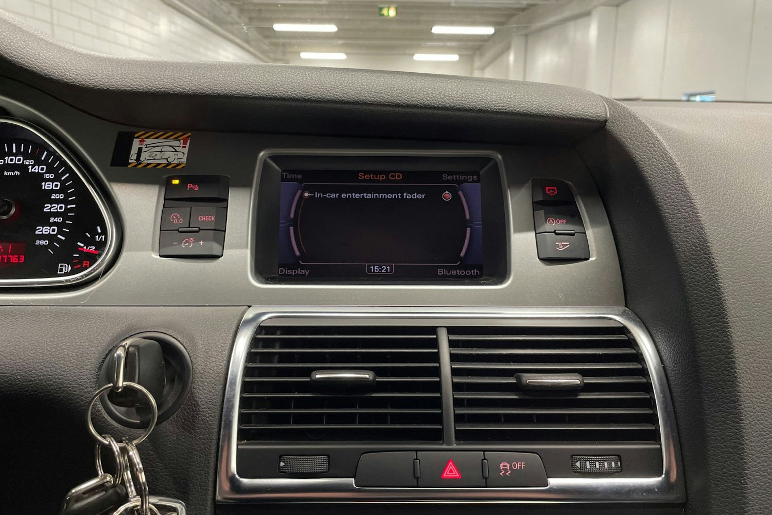 Harmaa Audi Q7 2011 kuva 17.