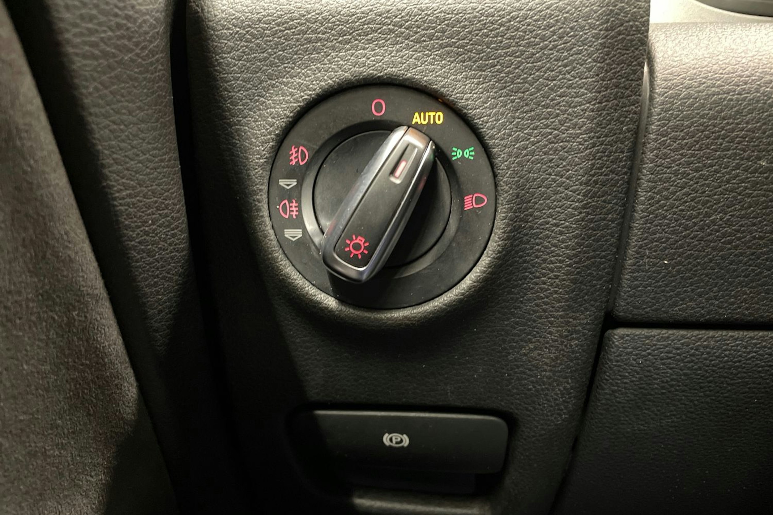 Harmaa Audi Q7 2011 kuva 20.