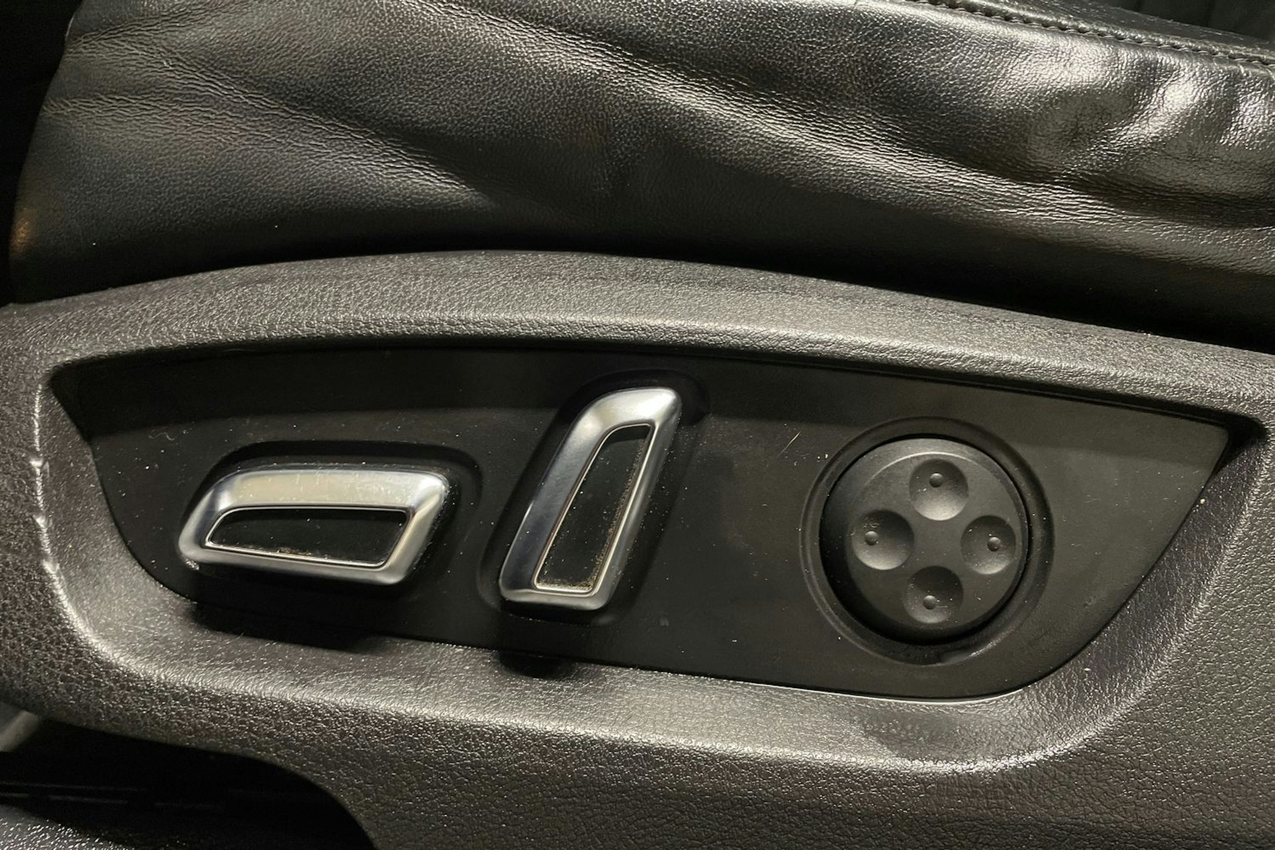 Harmaa Audi Q7 2011 kuva 24.