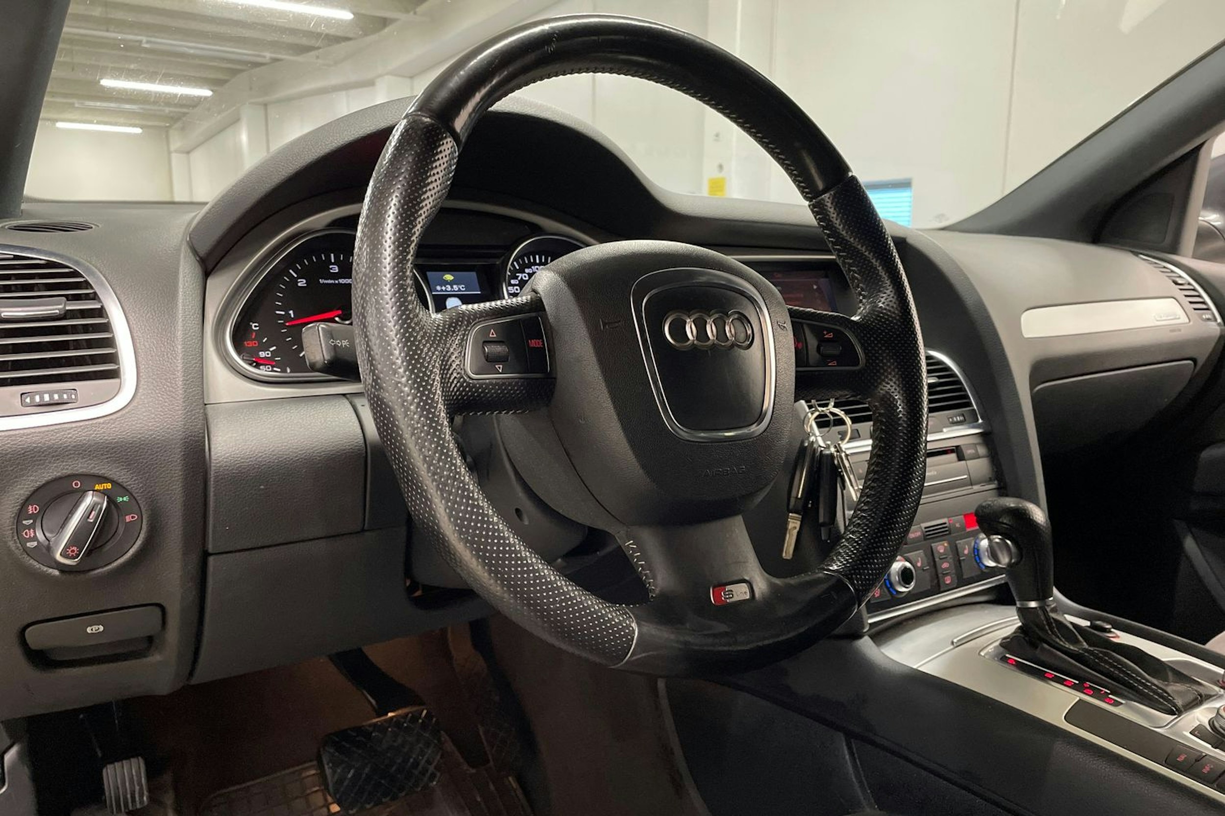 Harmaa Audi Q7 2011 kuva 25.