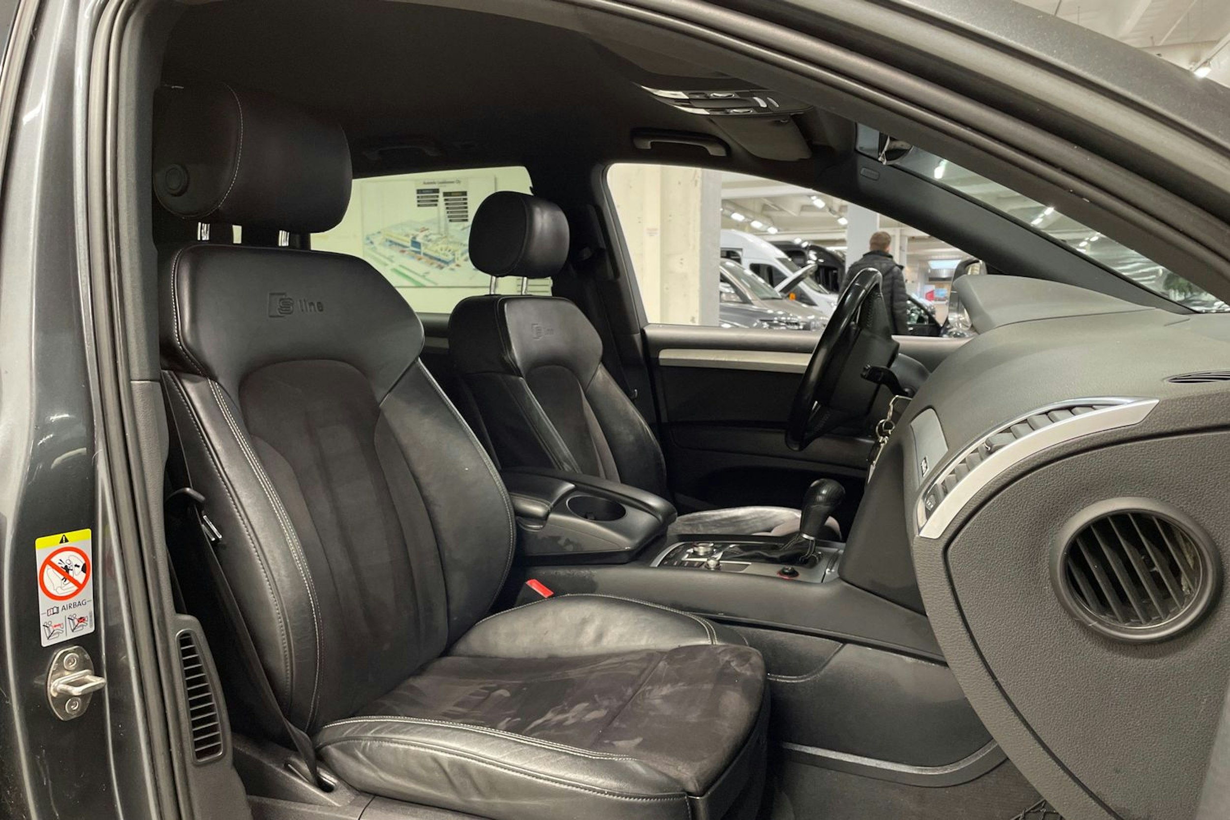 Harmaa Audi Q7 2011 kuva 26.